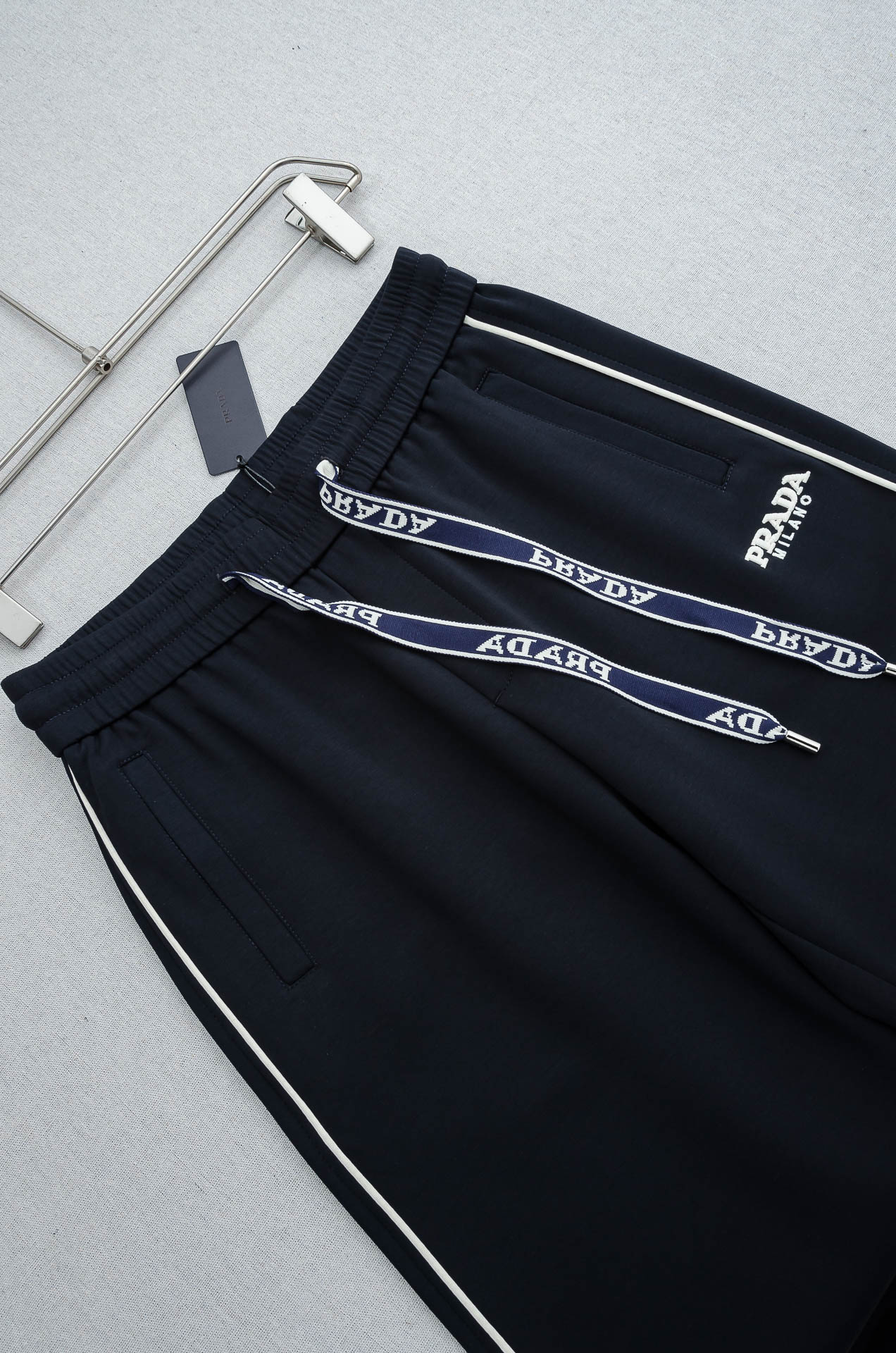 Prada普拉达26FW最新款精梳棉混纺挺括有型自带筋骨感抗皱性极强四面弹力包容性好弹力松紧腰搭配抽绳设