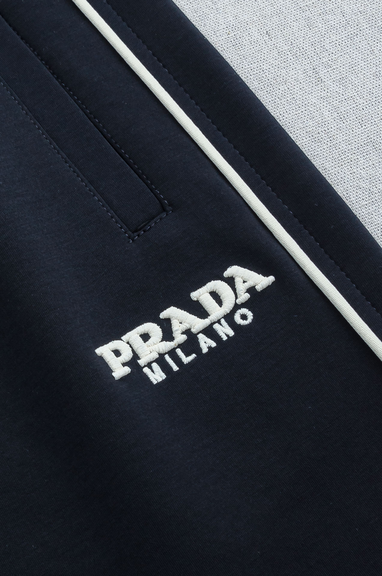 Prada普拉达26FW最新款精梳棉混纺挺括有型自带筋骨感抗皱性极强四面弹力包容性好弹力松紧腰搭配抽绳设