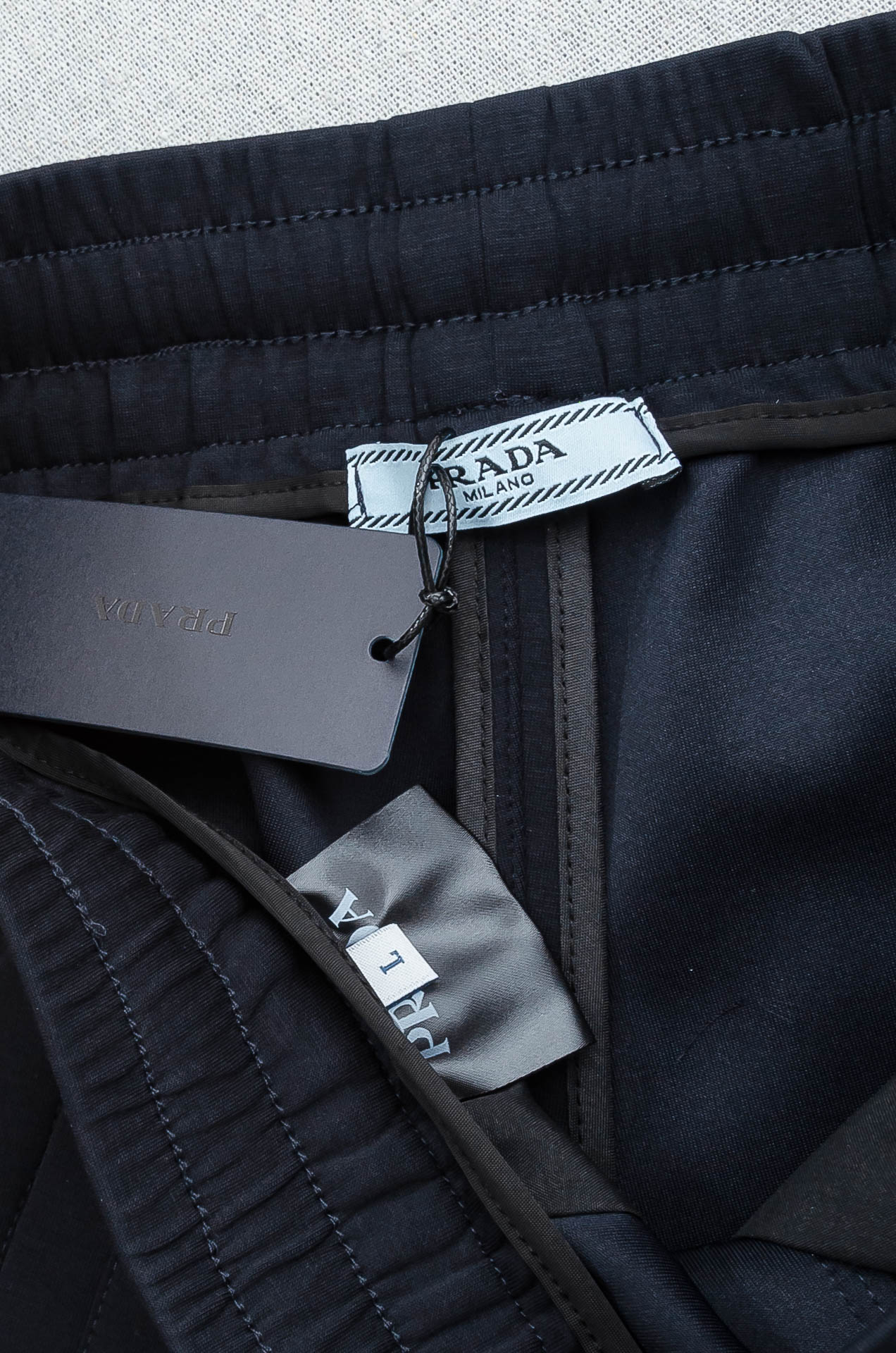 Prada普拉达26FW最新款精梳棉混纺挺括有型自带筋骨感抗皱性极强四面弹力包容性好弹力松紧腰搭配抽绳设