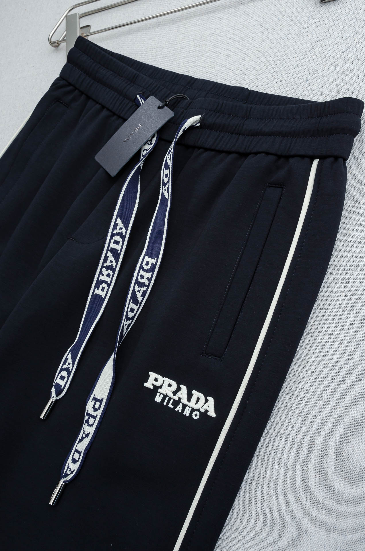 Prada普拉达26FW最新款精梳棉混纺挺括有型自带筋骨感抗皱性极强四面弹力包容性好弹力松紧腰搭配抽绳设