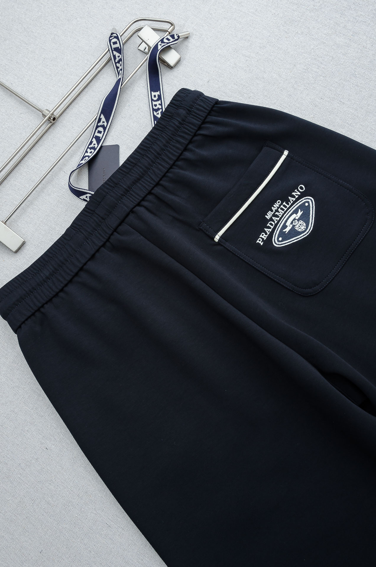 Prada普拉达26FW最新款精梳棉混纺挺括有型自带筋骨感抗皱性极强四面弹力包容性好弹力松紧腰搭配抽绳设