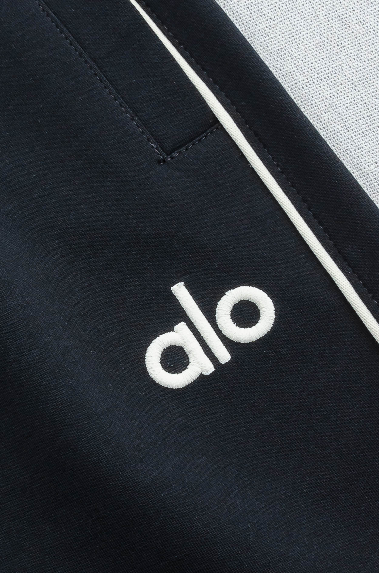 alo26FW最新款精梳棉混纺挺括有型自带筋骨感抗皱性极强四面弹力包容性好弹力松紧腰搭配抽绳设计直筒立体