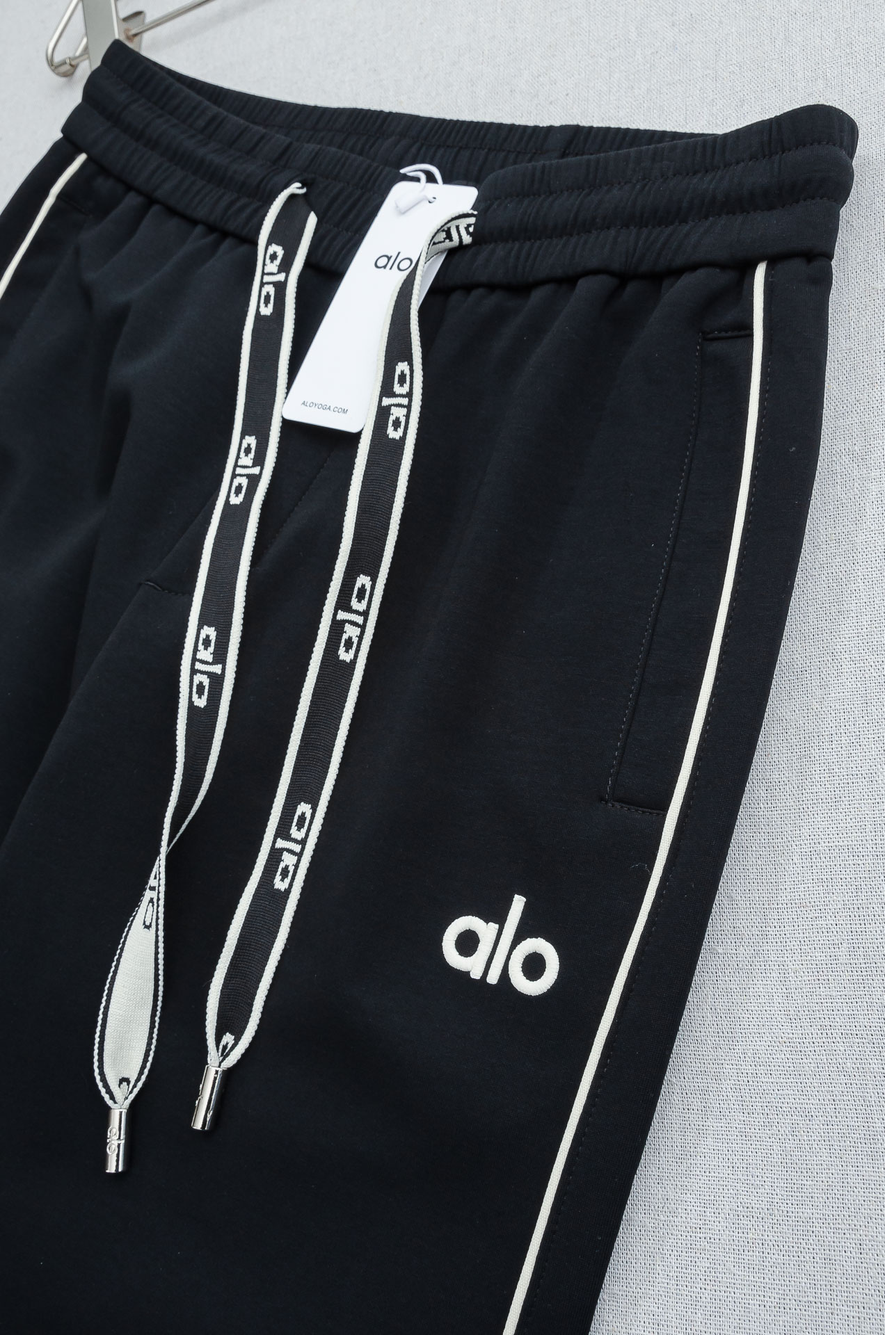 alo26FW最新款精梳棉混纺挺括有型自带筋骨感抗皱性极强四面弹力包容性好弹力松紧腰搭配抽绳设计直筒立体