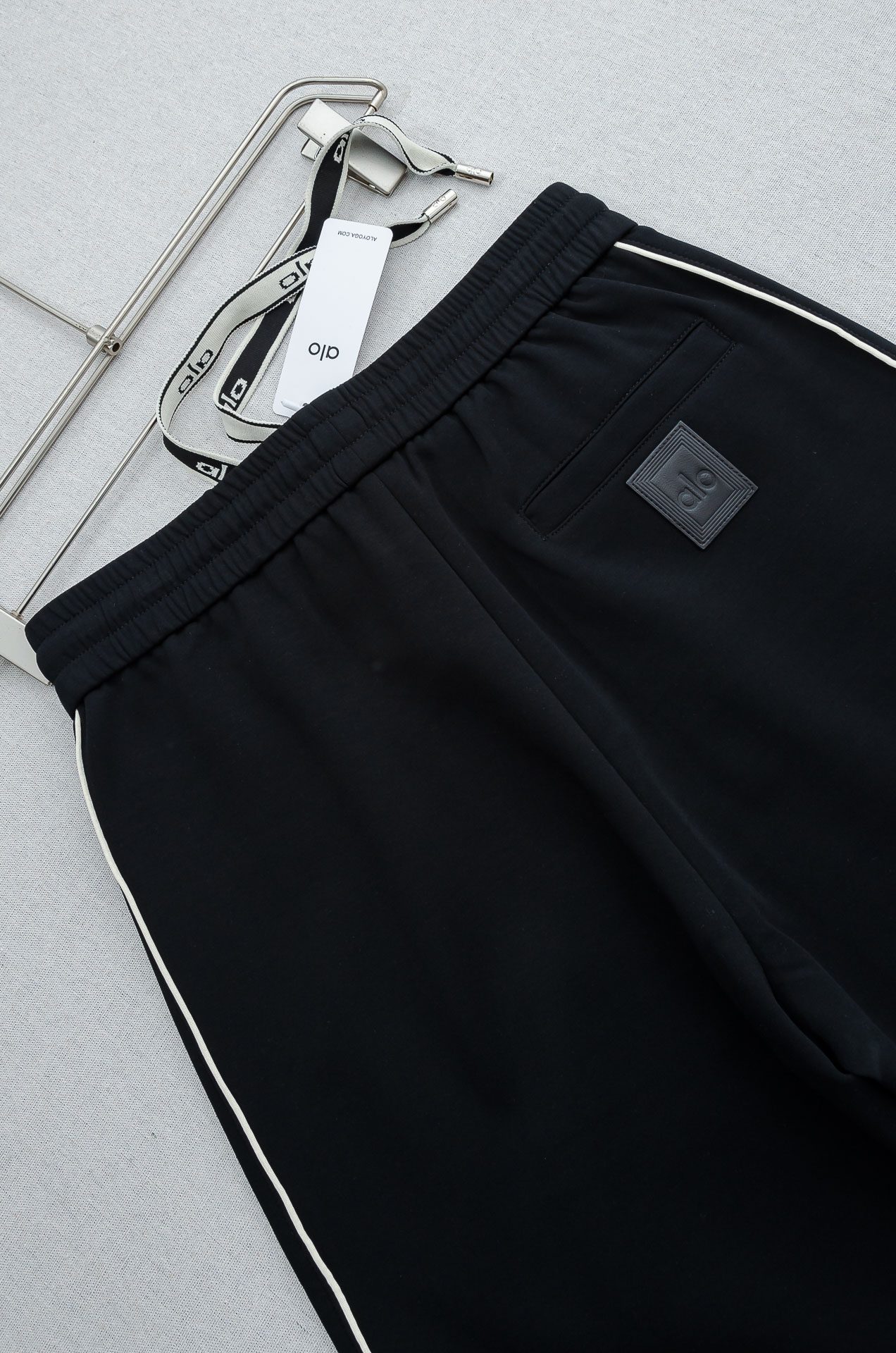 alo26FW最新款精梳棉混纺挺括有型自带筋骨感抗皱性极强四面弹力包容性好弹力松紧腰搭配抽绳设计直筒立体