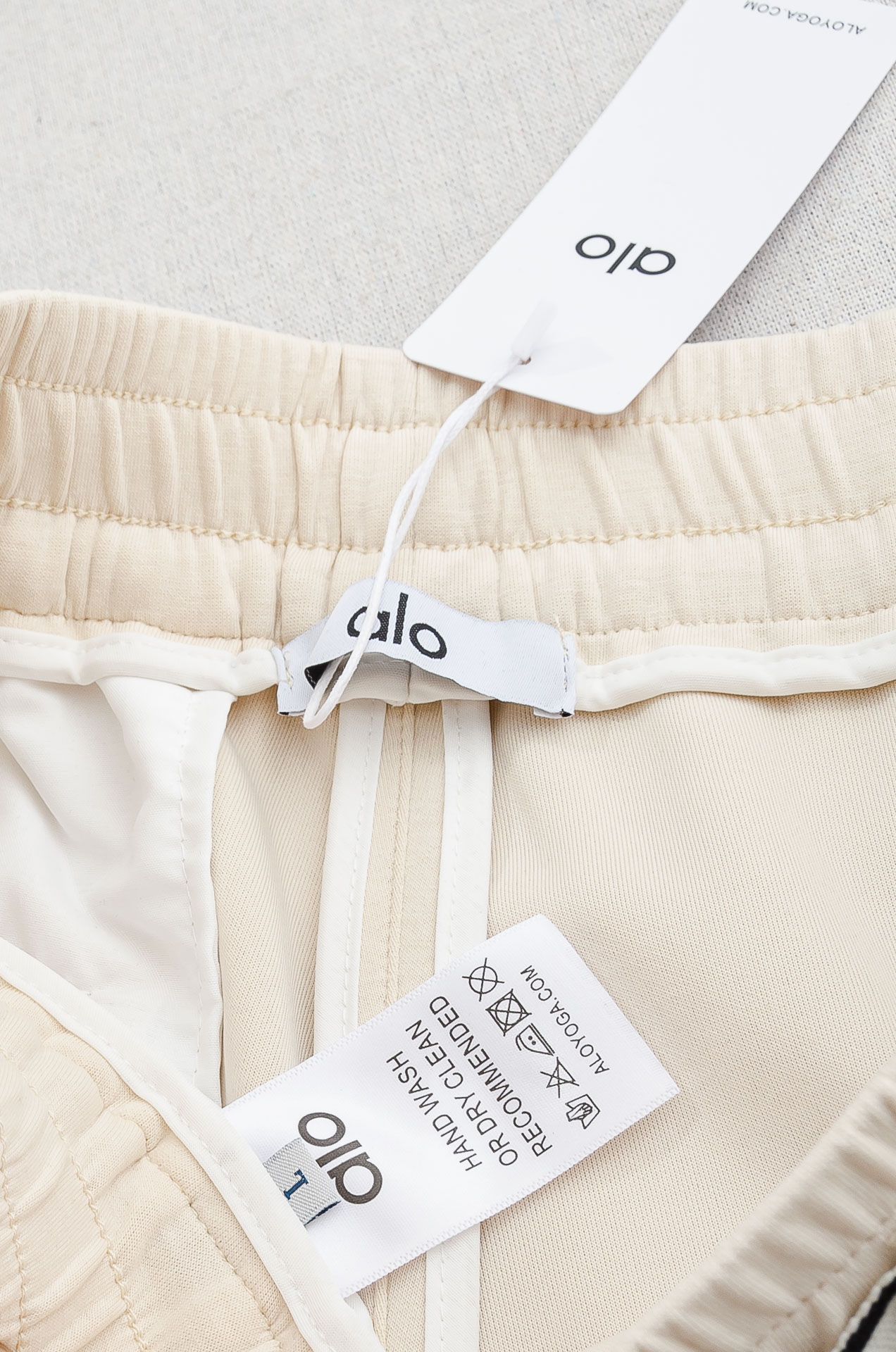 alo26FW最新款精梳棉混纺挺括有型自带筋骨感抗皱性极强四面弹力包容性好弹力松紧腰搭配抽绳设计直筒立体