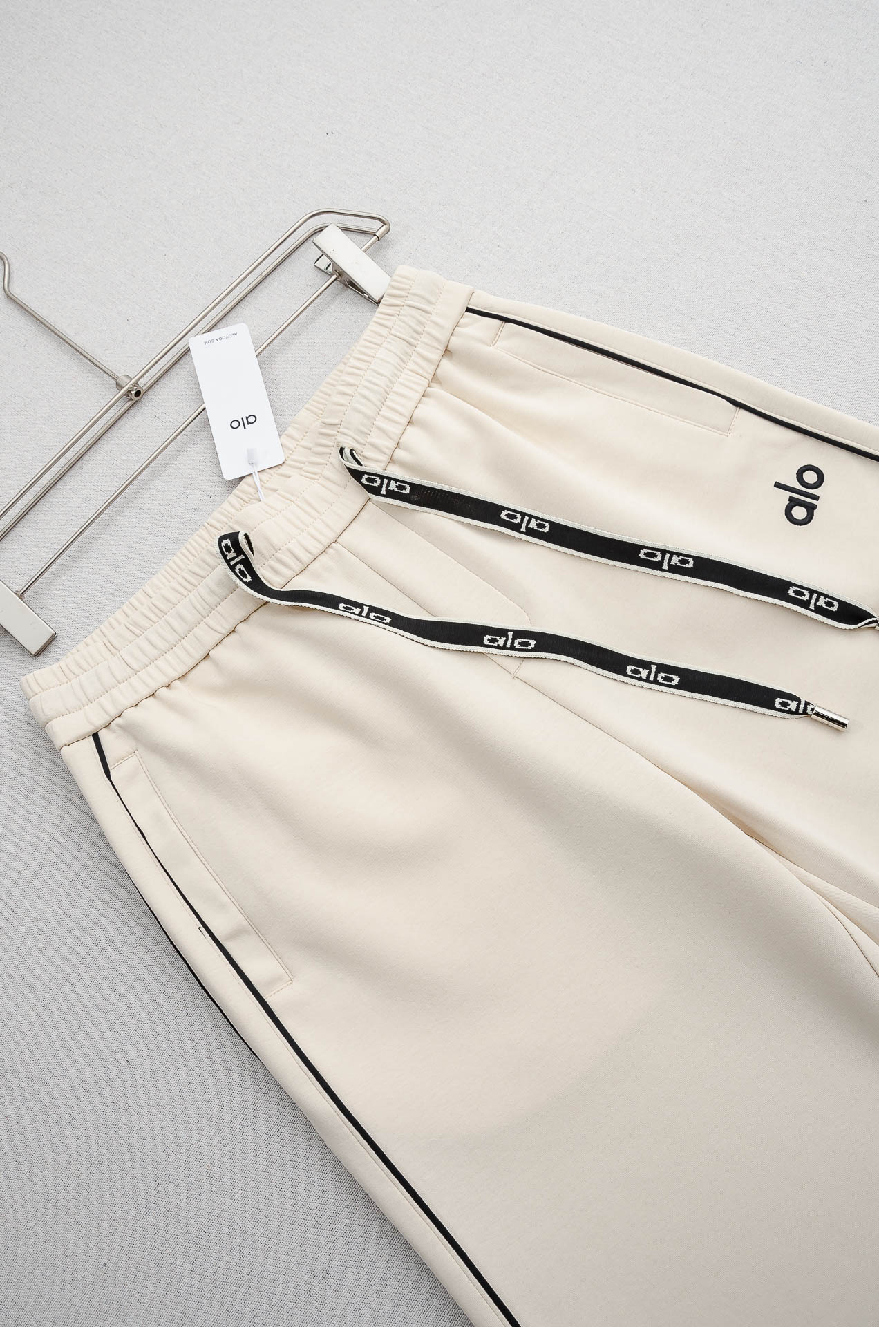 alo26FW最新款精梳棉混纺挺括有型自带筋骨感抗皱性极强四面弹力包容性好弹力松紧腰搭配抽绳设计直筒立体