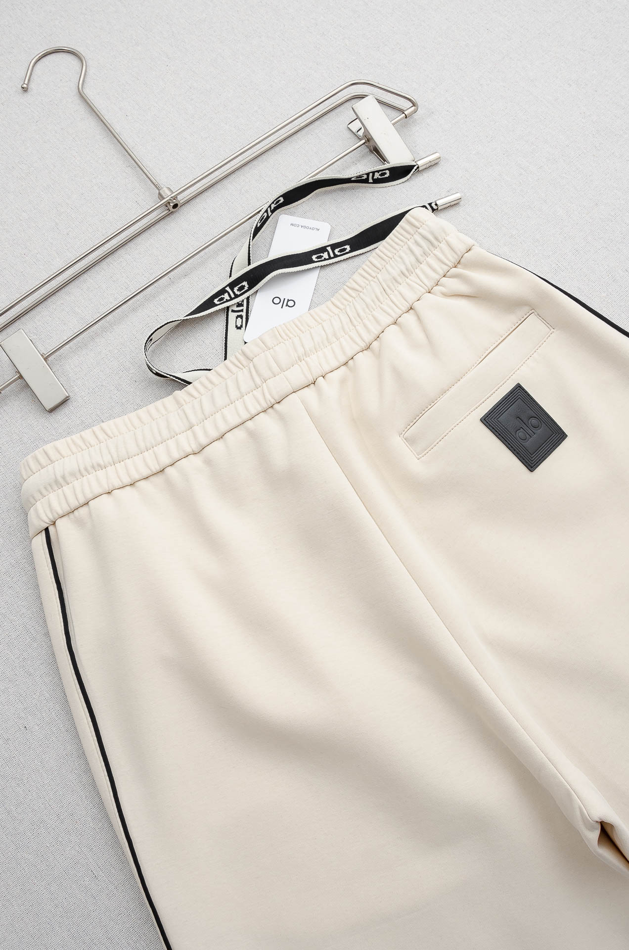 alo26FW最新款精梳棉混纺挺括有型自带筋骨感抗皱性极强四面弹力包容性好弹力松紧腰搭配抽绳设计直筒立体