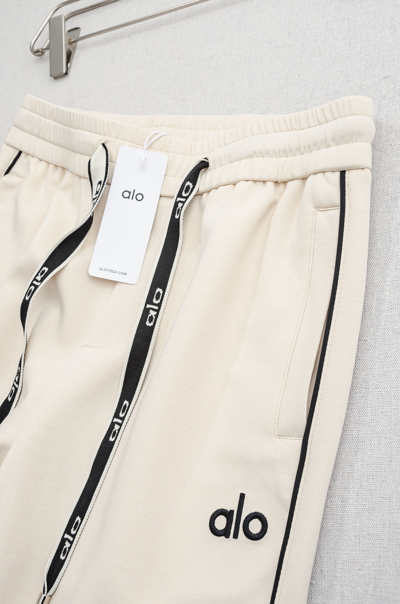 alo26FW最新款精梳棉混纺挺括有型自带筋骨感抗皱性极强四面弹力包容性好弹力松紧腰搭配抽绳设计直筒立体