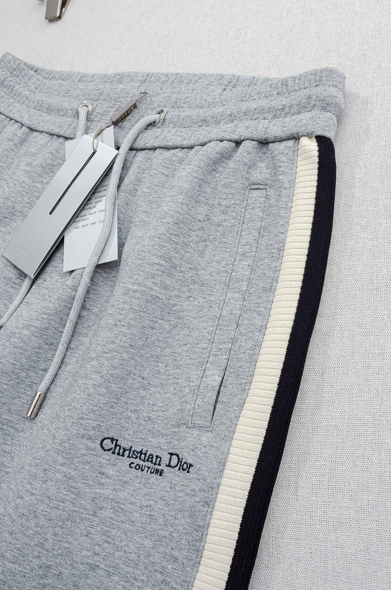 Dior迪奥26FW最新款精梳棉混纺挺括有型自带筋骨感抗皱性极强四面弹力包容性好弹力松紧腰搭配抽绳设计直