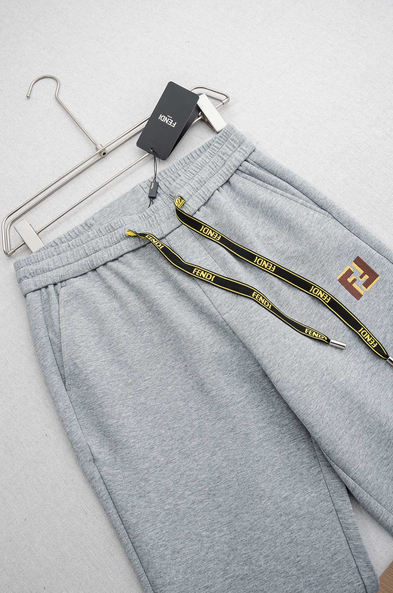 FENDI芬迪 26FW最新款精梳棉混纺挺括有型自带筋骨感抗皱性极强四面弹力包容性好弹力松紧腰搭配抽绳设