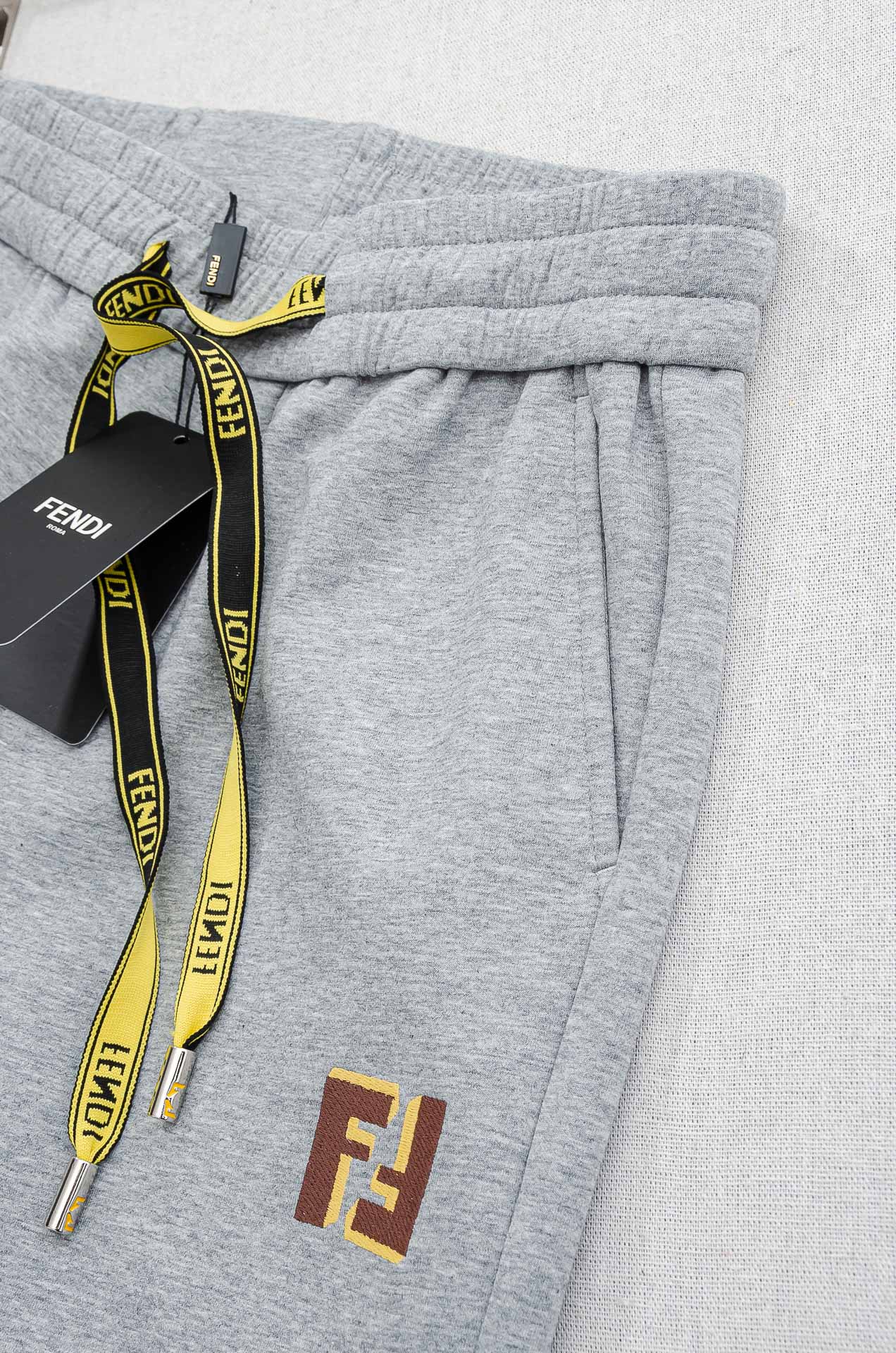 FENDI芬迪 26FW最新款精梳棉混纺挺括有型自带筋骨感抗皱性极强四面弹力包容性好弹力松紧腰搭配抽绳设