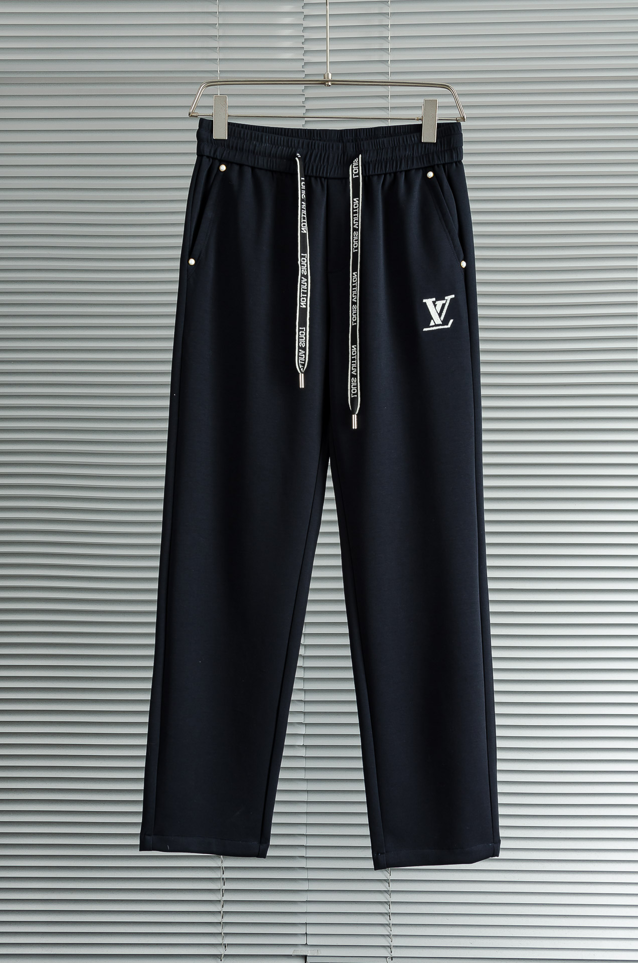 LV 26FW最新款精梳棉混纺挺括有型自带筋骨感抗皱性极强四面弹力包容性好弹力松紧腰搭配抽绳设计直筒立体