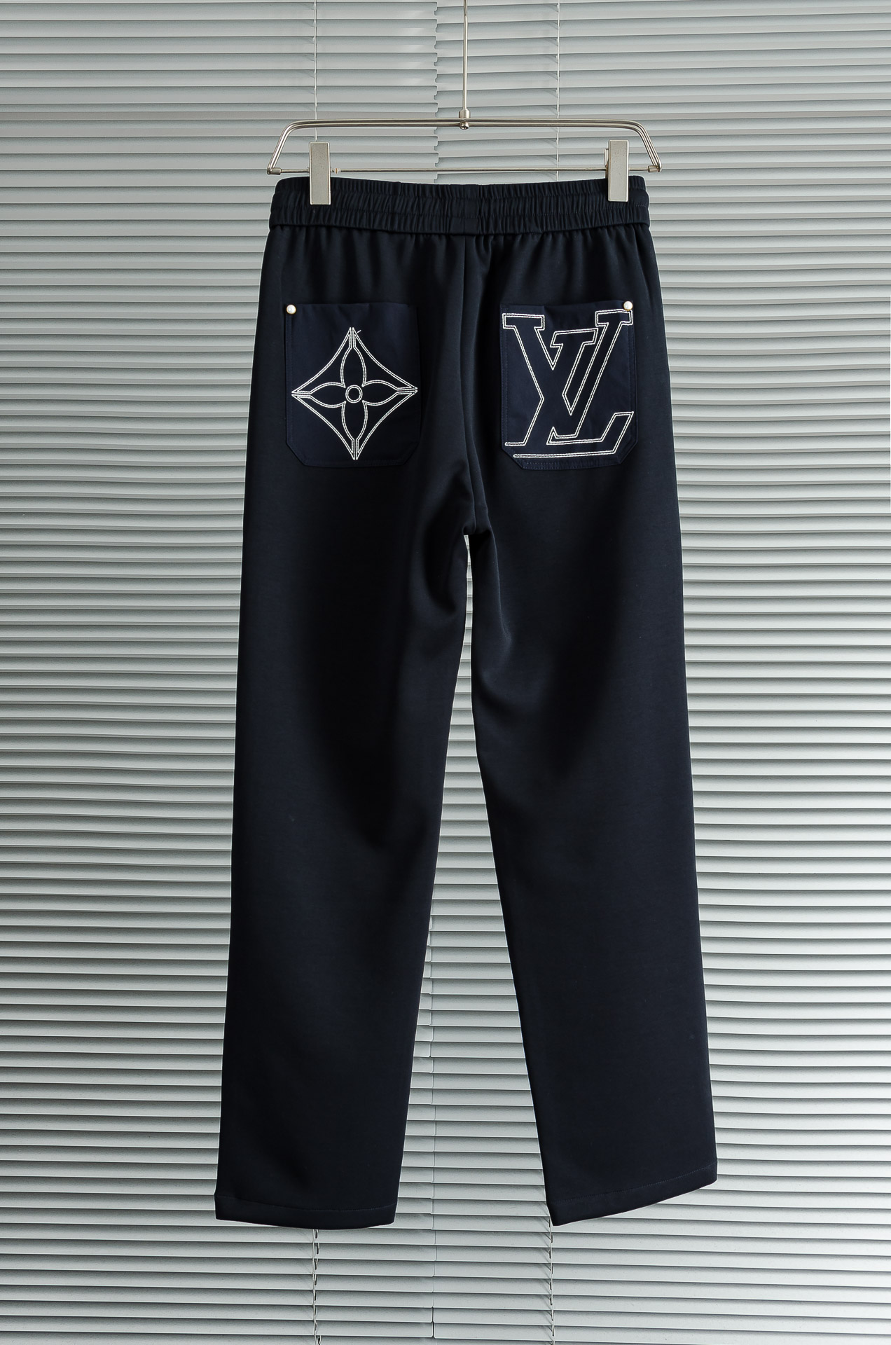 LV 26FW最新款精梳棉混纺挺括有型自带筋骨感抗皱性极强四面弹力包容性好弹力松紧腰搭配抽绳设计直筒立体