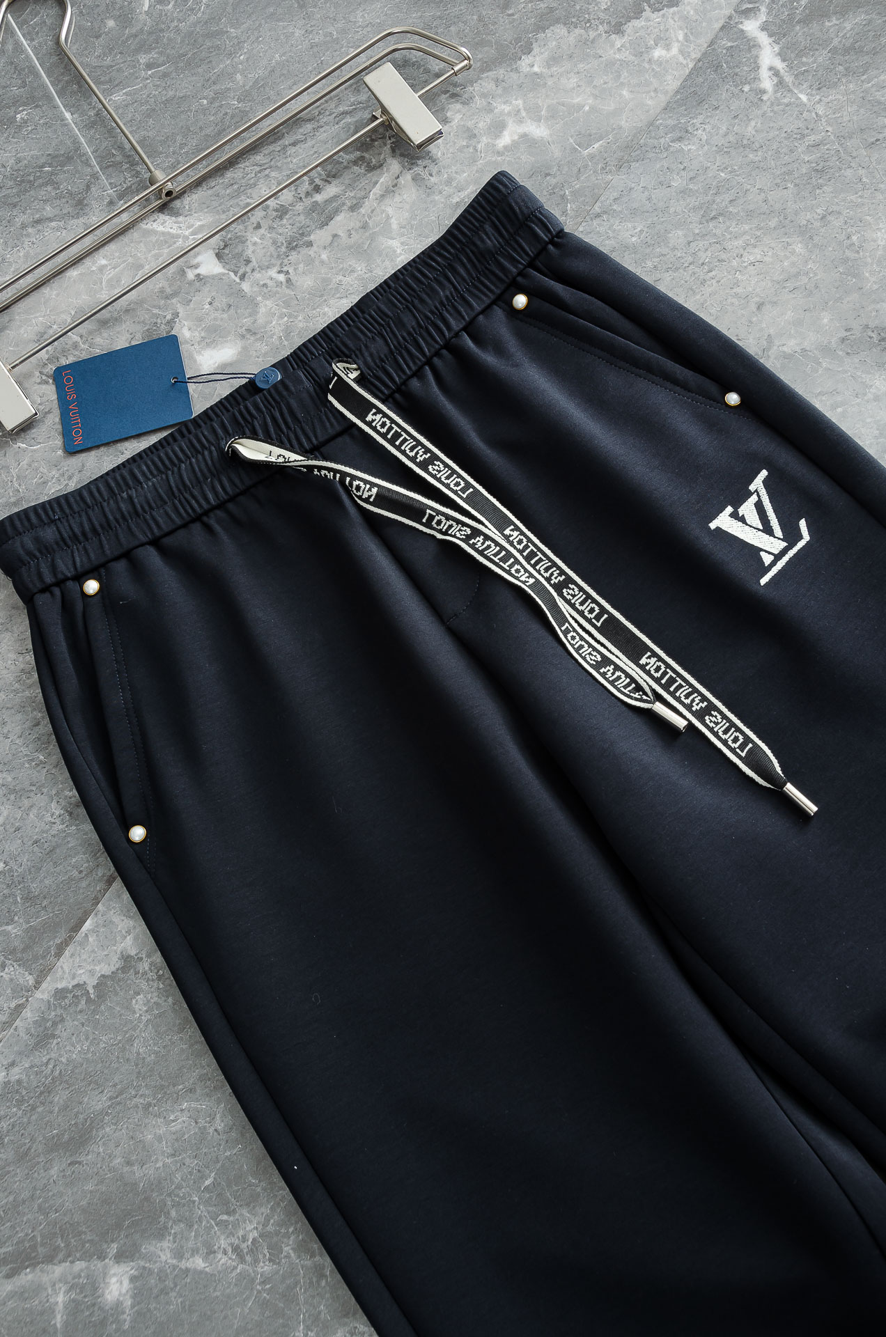 LV 26FW最新款精梳棉混纺挺括有型自带筋骨感抗皱性极强四面弹力包容性好弹力松紧腰搭配抽绳设计直筒立体