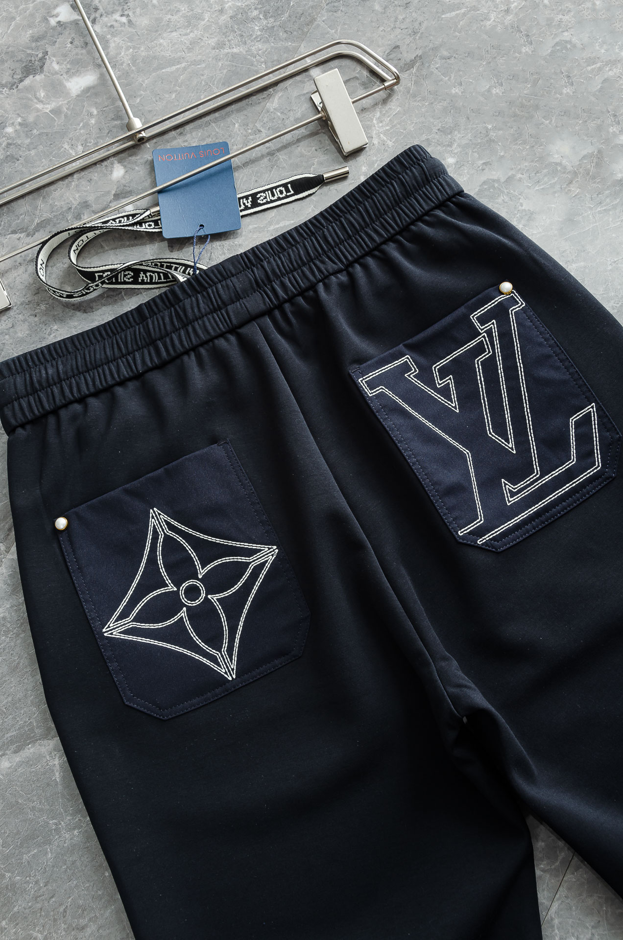 LV 26FW最新款精梳棉混纺挺括有型自带筋骨感抗皱性极强四面弹力包容性好弹力松紧腰搭配抽绳设计直筒立体