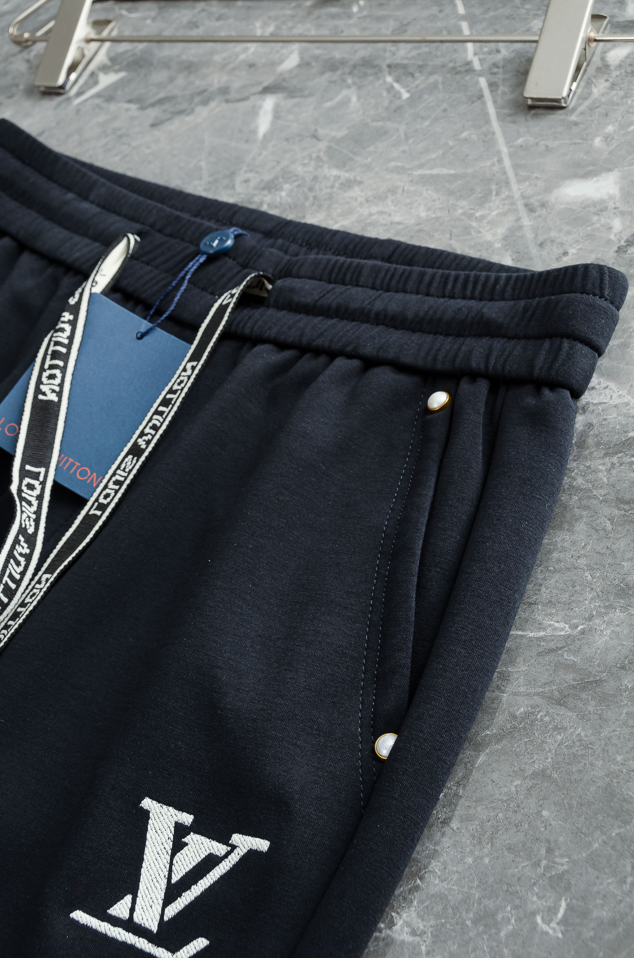 LV 26FW最新款精梳棉混纺挺括有型自带筋骨感抗皱性极强四面弹力包容性好弹力松紧腰搭配抽绳设计直筒立体