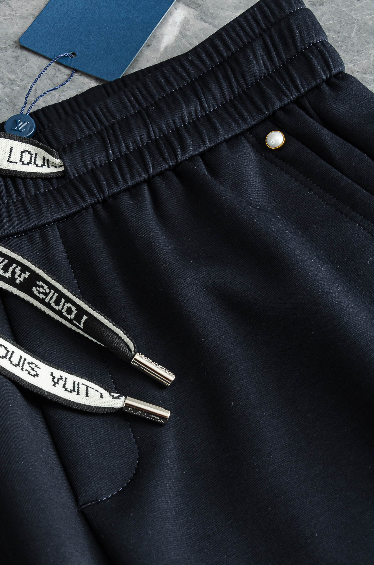 LV 26FW最新款精梳棉混纺挺括有型自带筋骨感抗皱性极强四面弹力包容性好弹力松紧腰搭配抽绳设计直筒立体