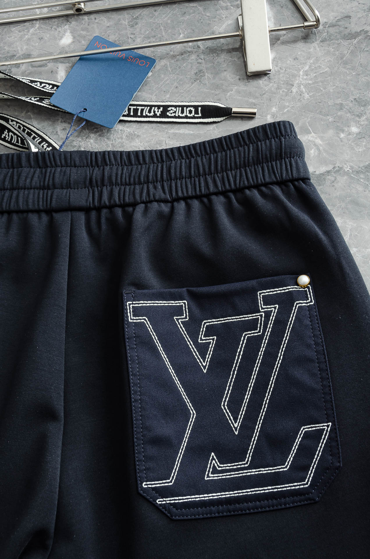 LV 26FW最新款精梳棉混纺挺括有型自带筋骨感抗皱性极强四面弹力包容性好弹力松紧腰搭配抽绳设计直筒立体