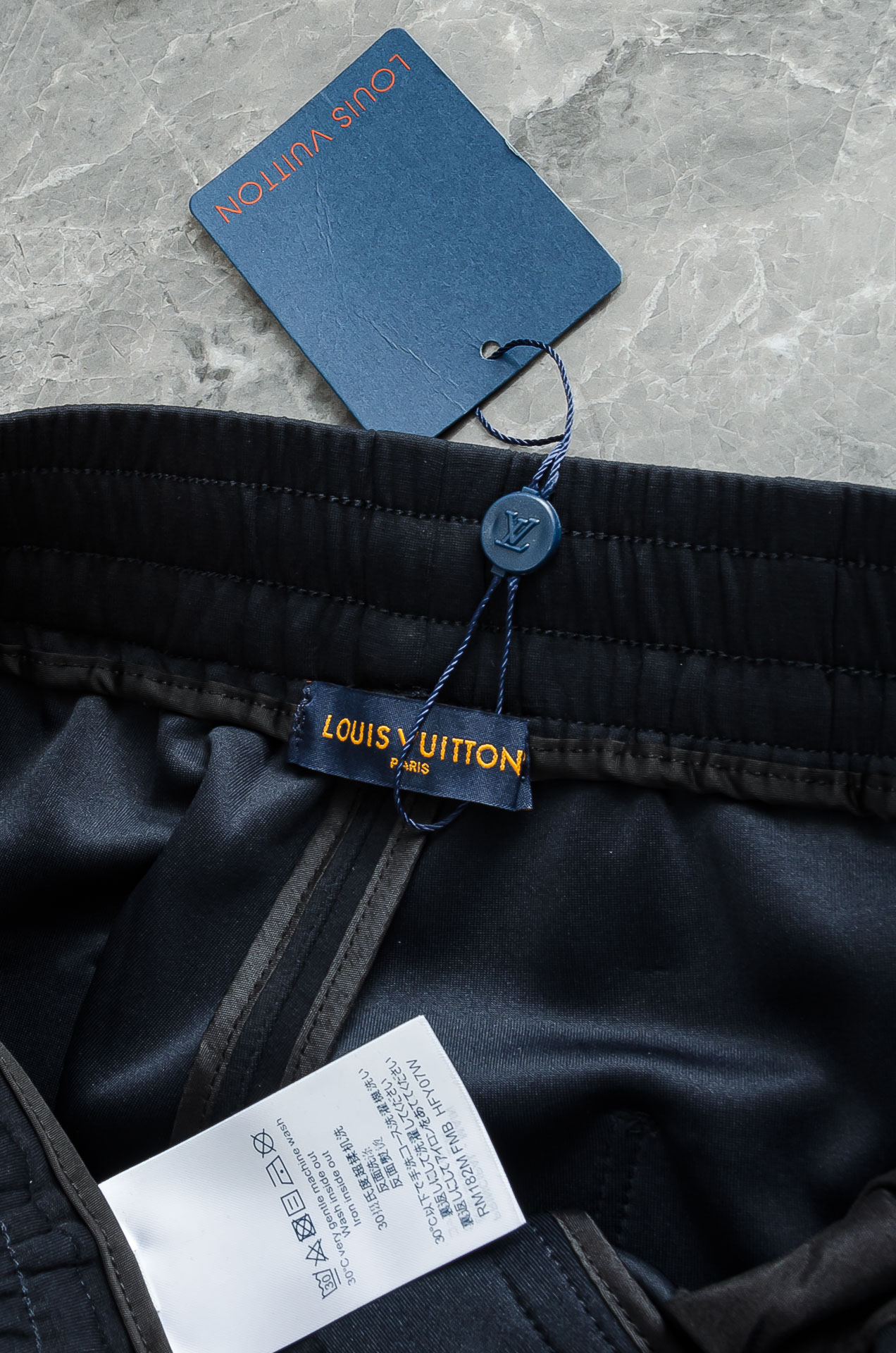 LV 26FW最新款精梳棉混纺挺括有型自带筋骨感抗皱性极强四面弹力包容性好弹力松紧腰搭配抽绳设计直筒立体