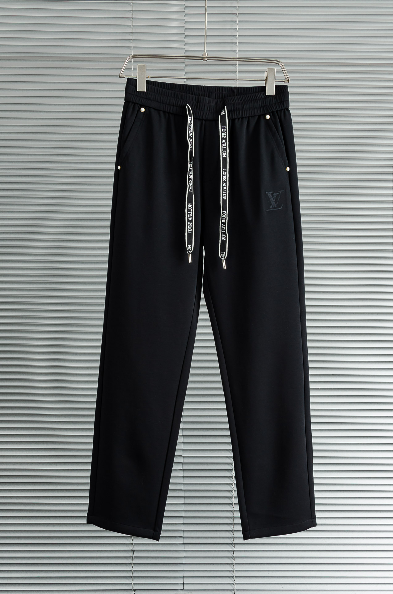 LV 26FW最新款精梳棉混纺挺括有型自带筋骨感抗皱性极强四面弹力包容性好弹力松紧腰搭配抽绳设计直筒立体