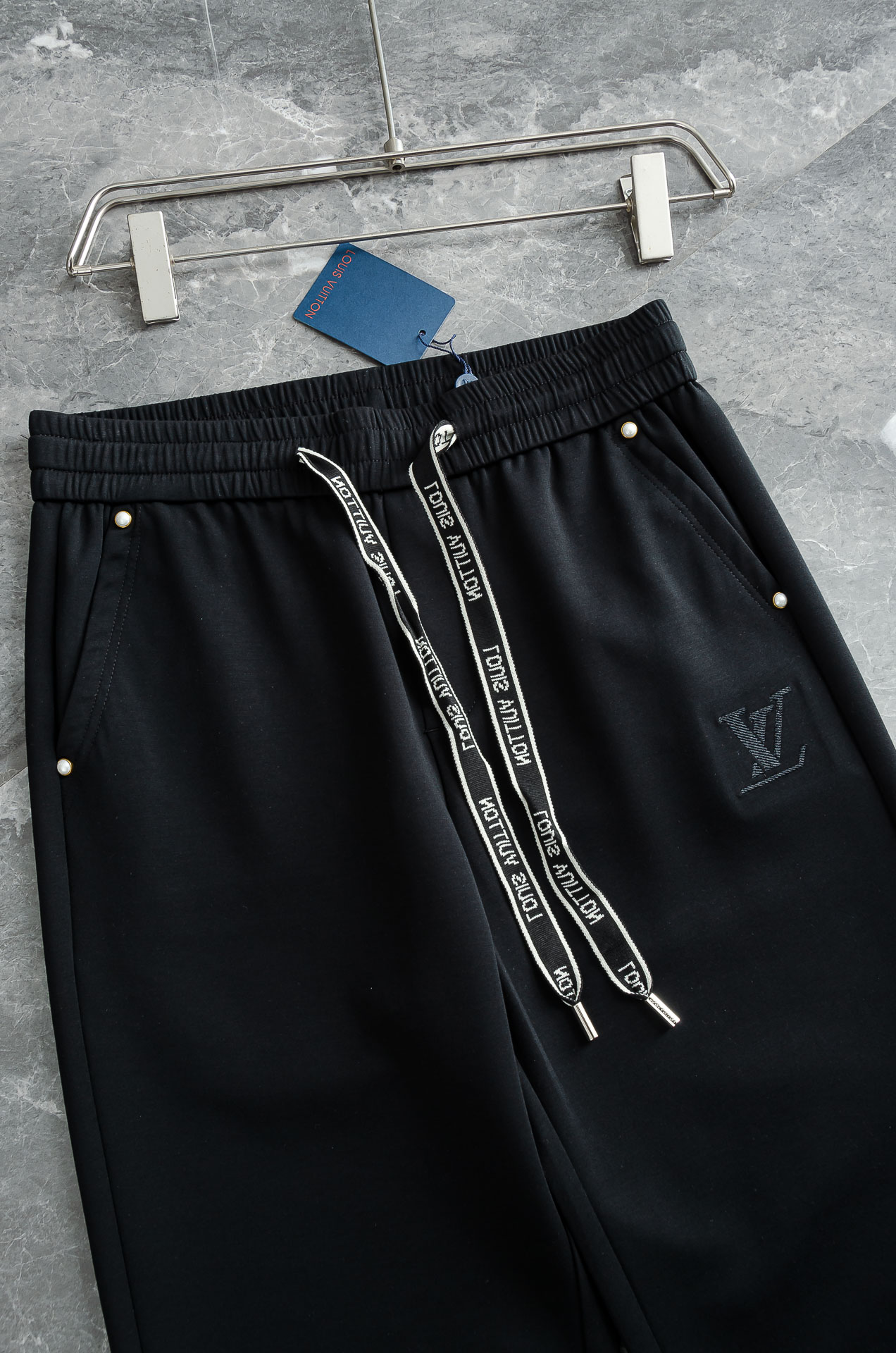 LV 26FW最新款精梳棉混纺挺括有型自带筋骨感抗皱性极强四面弹力包容性好弹力松紧腰搭配抽绳设计直筒立体