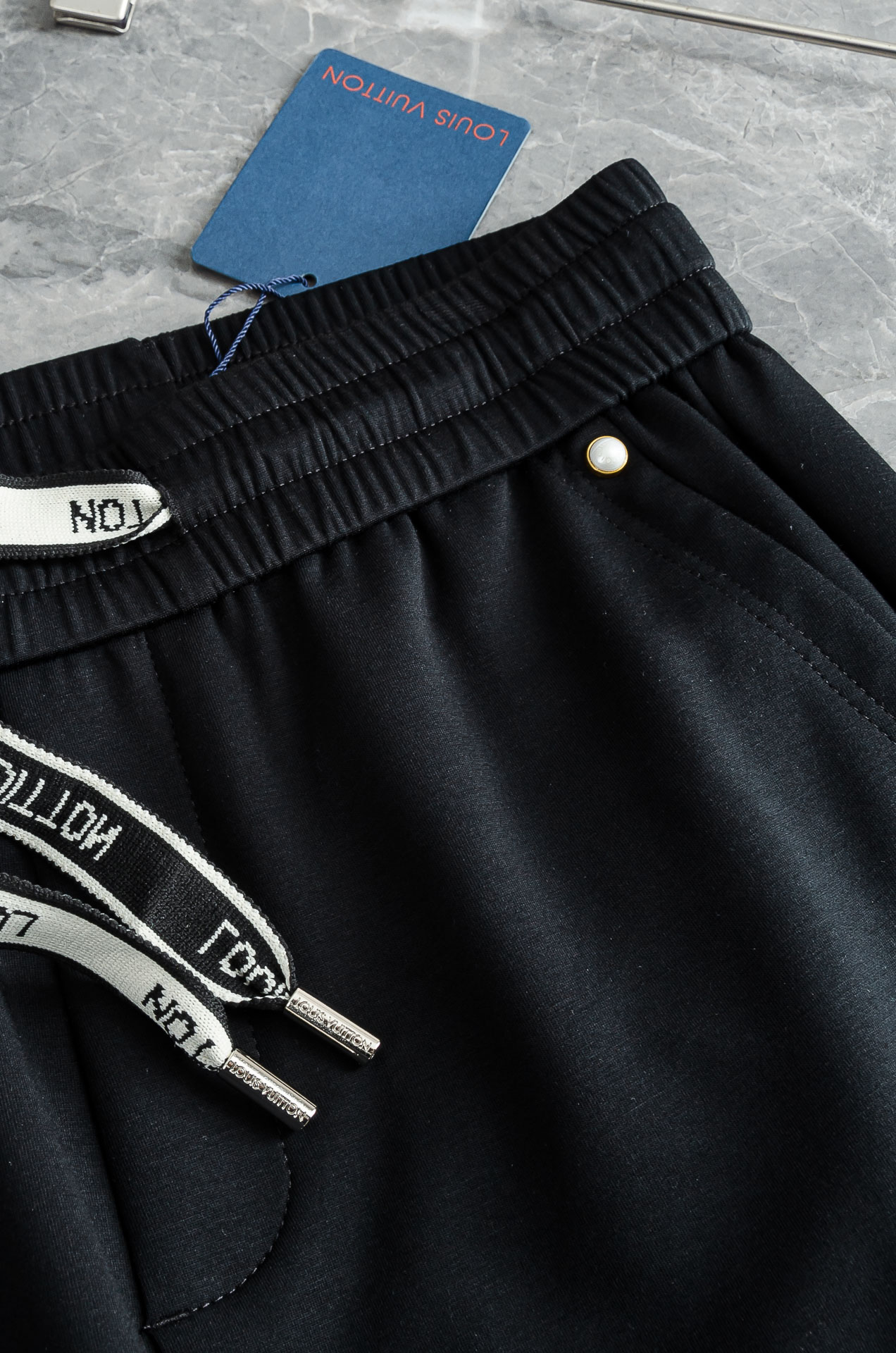 LV 26FW最新款精梳棉混纺挺括有型自带筋骨感抗皱性极强四面弹力包容性好弹力松紧腰搭配抽绳设计直筒立体