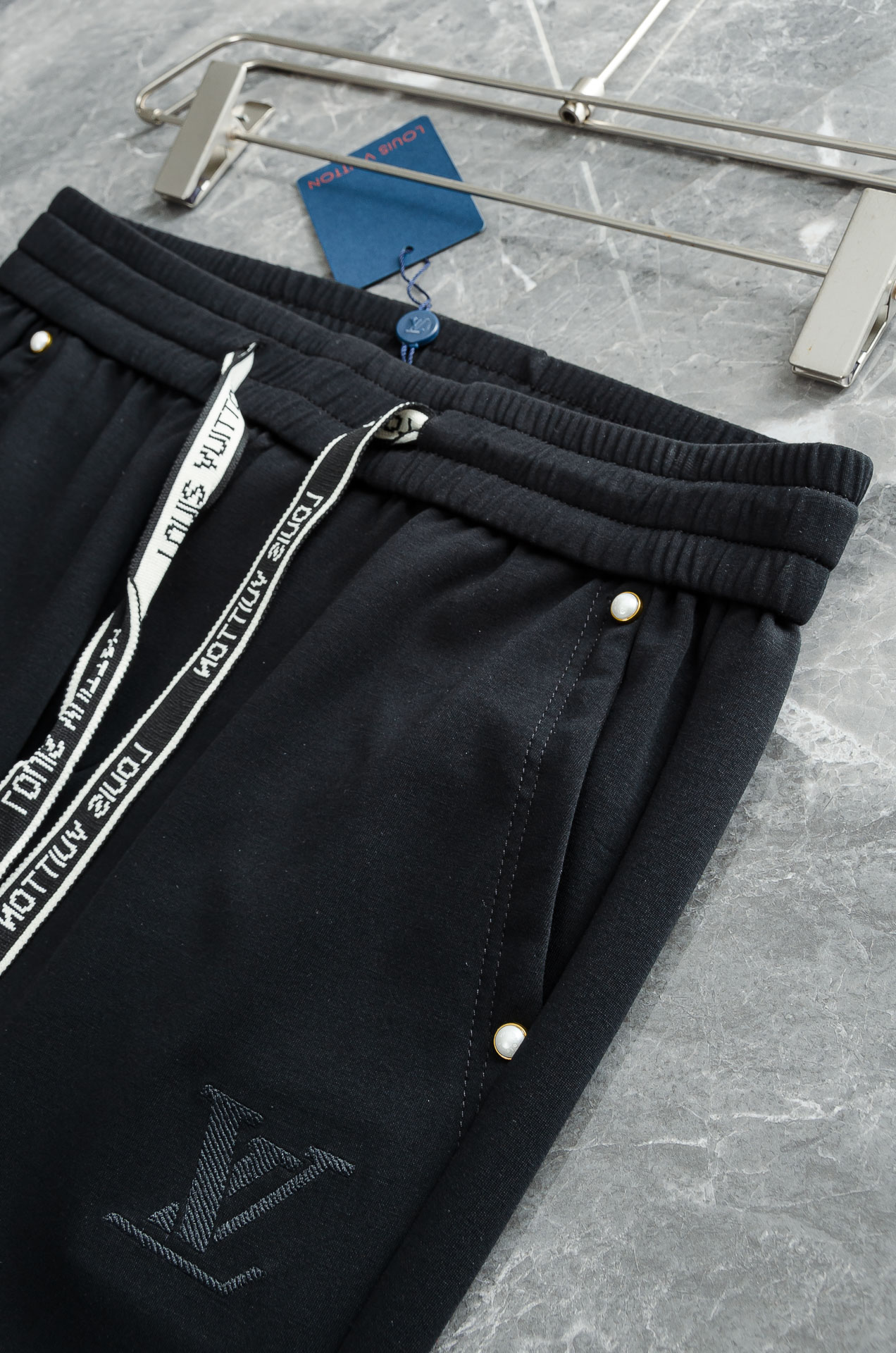 LV 26FW最新款精梳棉混纺挺括有型自带筋骨感抗皱性极强四面弹力包容性好弹力松紧腰搭配抽绳设计直筒立体