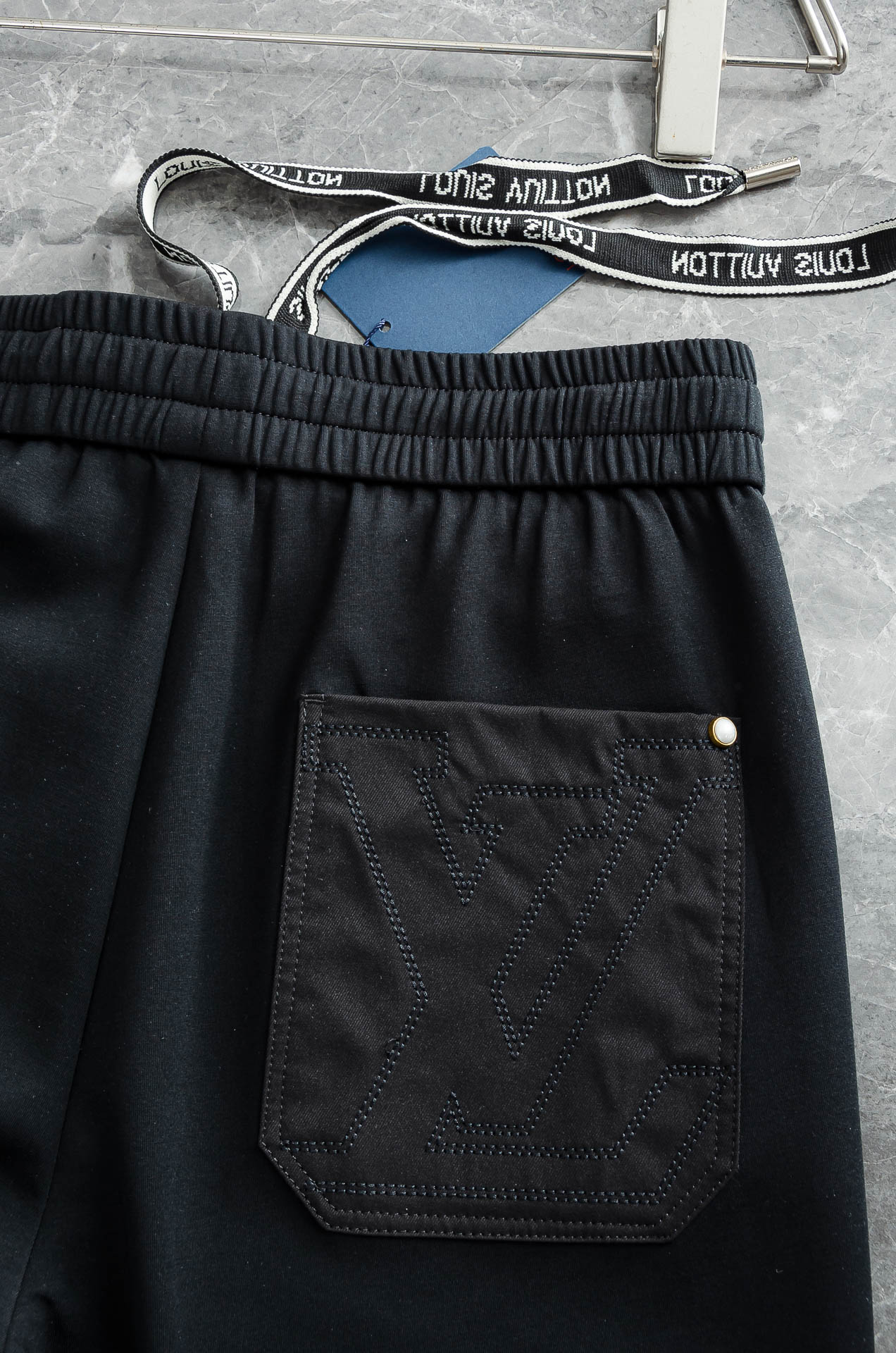 LV 26FW最新款精梳棉混纺挺括有型自带筋骨感抗皱性极强四面弹力包容性好弹力松紧腰搭配抽绳设计直筒立体