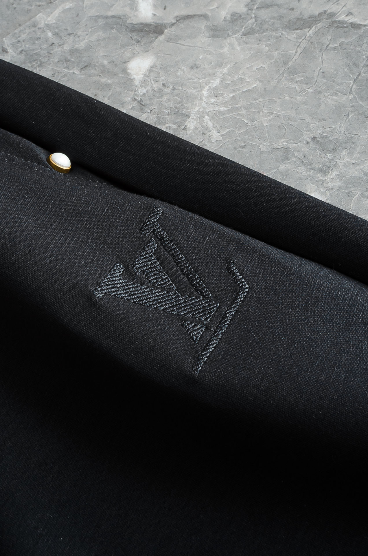 LV 26FW最新款精梳棉混纺挺括有型自带筋骨感抗皱性极强四面弹力包容性好弹力松紧腰搭配抽绳设计直筒立体