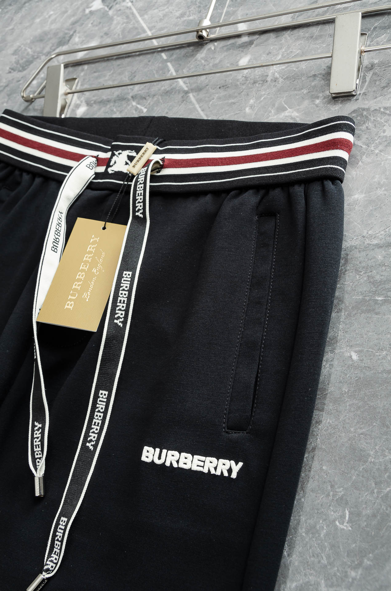 Burberry巴宝莉26FW最新款精梳棉混纺挺括有型自带筋骨感抗皱性极强四面弹力包容性好弹力松紧腰搭配