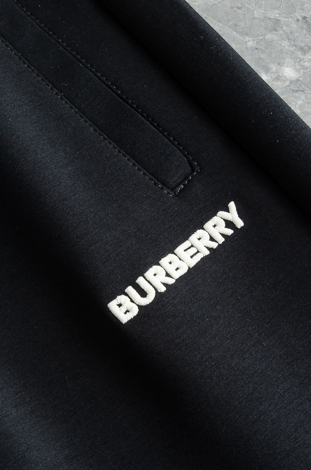 Burberry巴宝莉26FW最新款精梳棉混纺挺括有型自带筋骨感抗皱性极强四面弹力包容性好弹力松紧腰搭配