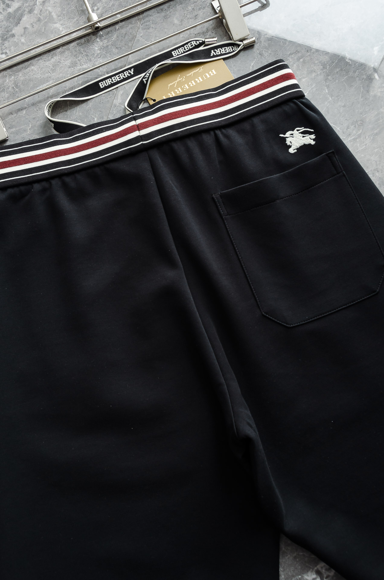 Burberry巴宝莉26FW最新款精梳棉混纺挺括有型自带筋骨感抗皱性极强四面弹力包容性好弹力松紧腰搭配