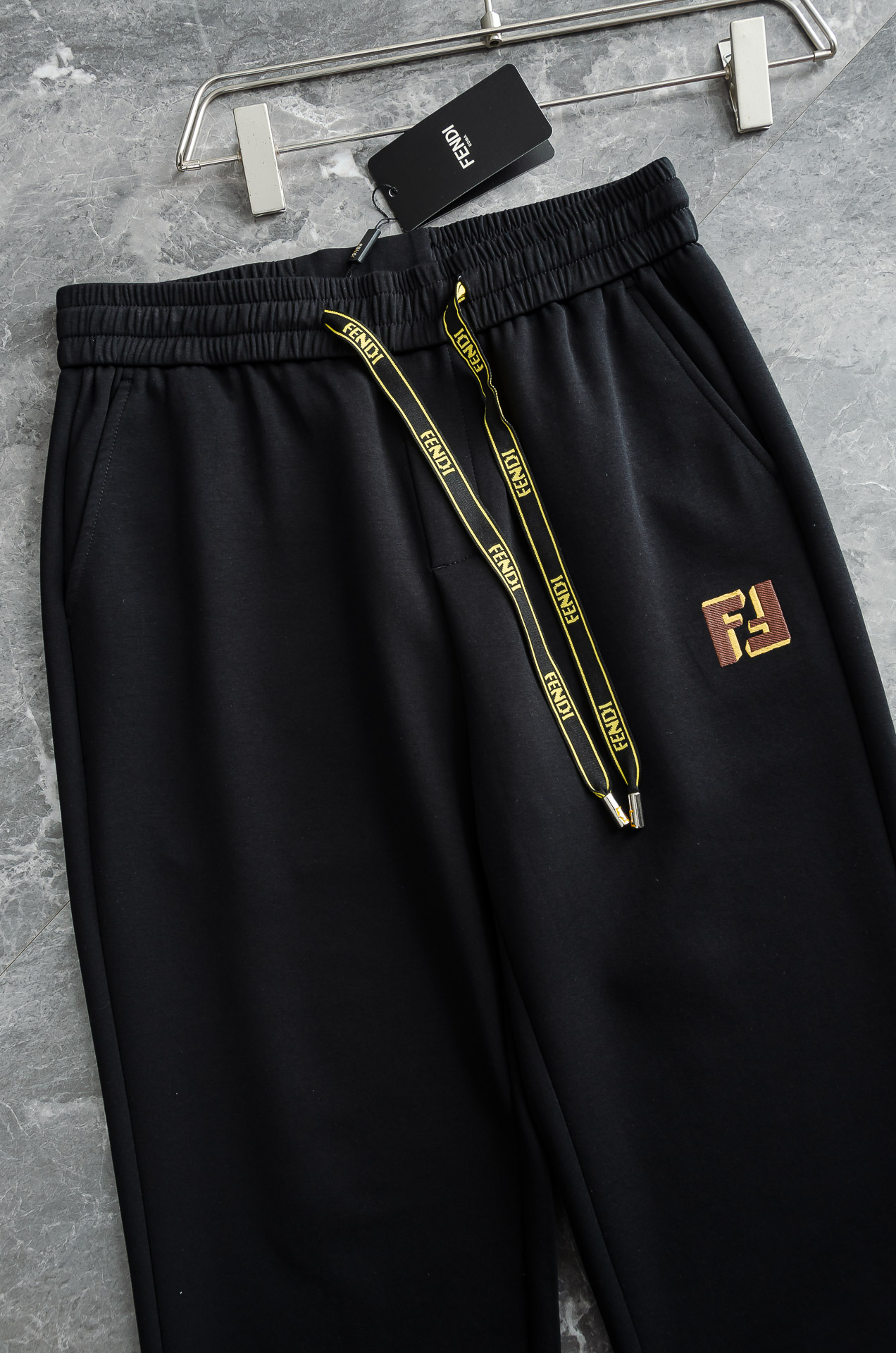 FENDI芬迪26FW最新款精梳棉混纺挺括有型自带筋骨感抗皱性极强四面弹力包容性好弹力松紧腰搭配抽绳设计