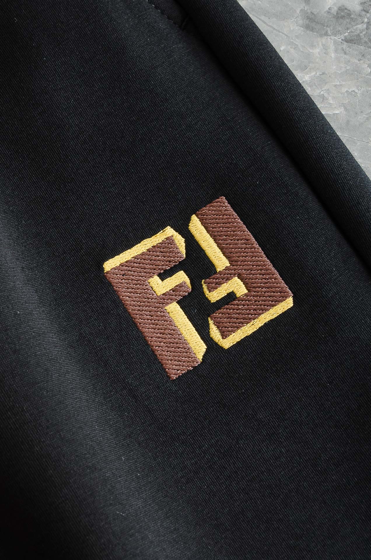 FENDI芬迪26FW最新款精梳棉混纺挺括有型自带筋骨感抗皱性极强四面弹力包容性好弹力松紧腰搭配抽绳设计