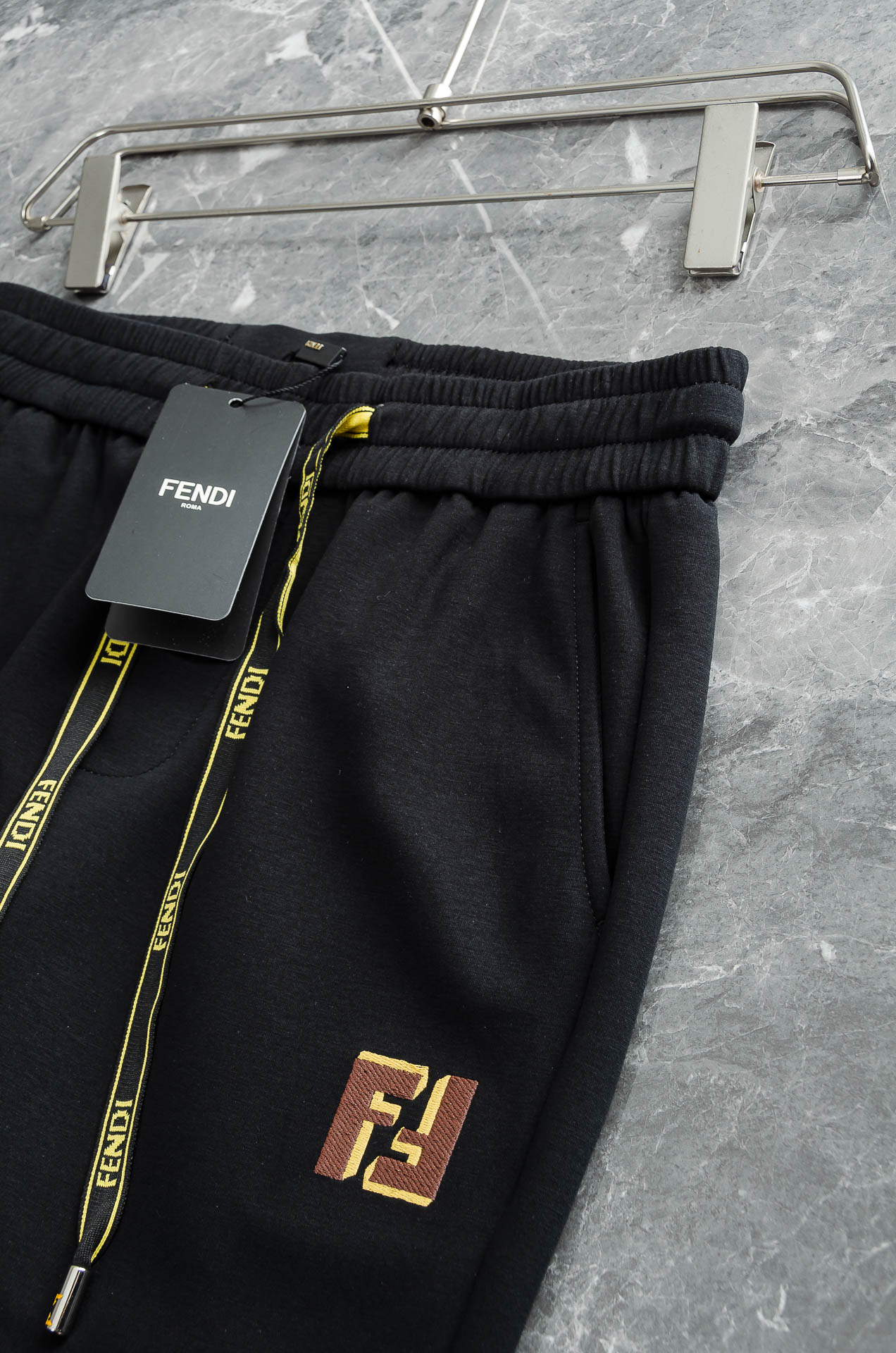 FENDI芬迪26FW最新款精梳棉混纺挺括有型自带筋骨感抗皱性极强四面弹力包容性好弹力松紧腰搭配抽绳设计