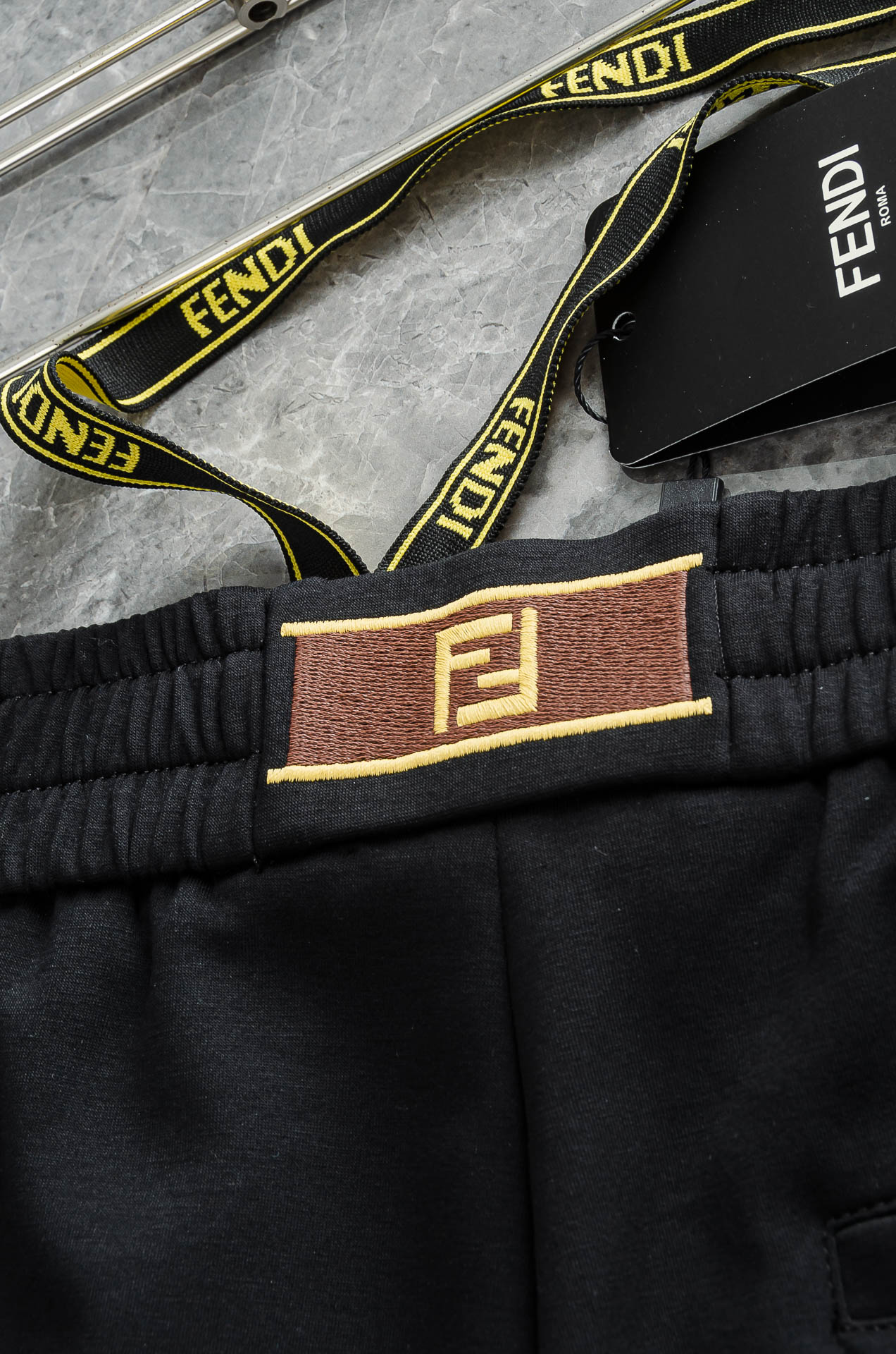 FENDI芬迪26FW最新款精梳棉混纺挺括有型自带筋骨感抗皱性极强四面弹力包容性好弹力松紧腰搭配抽绳设计