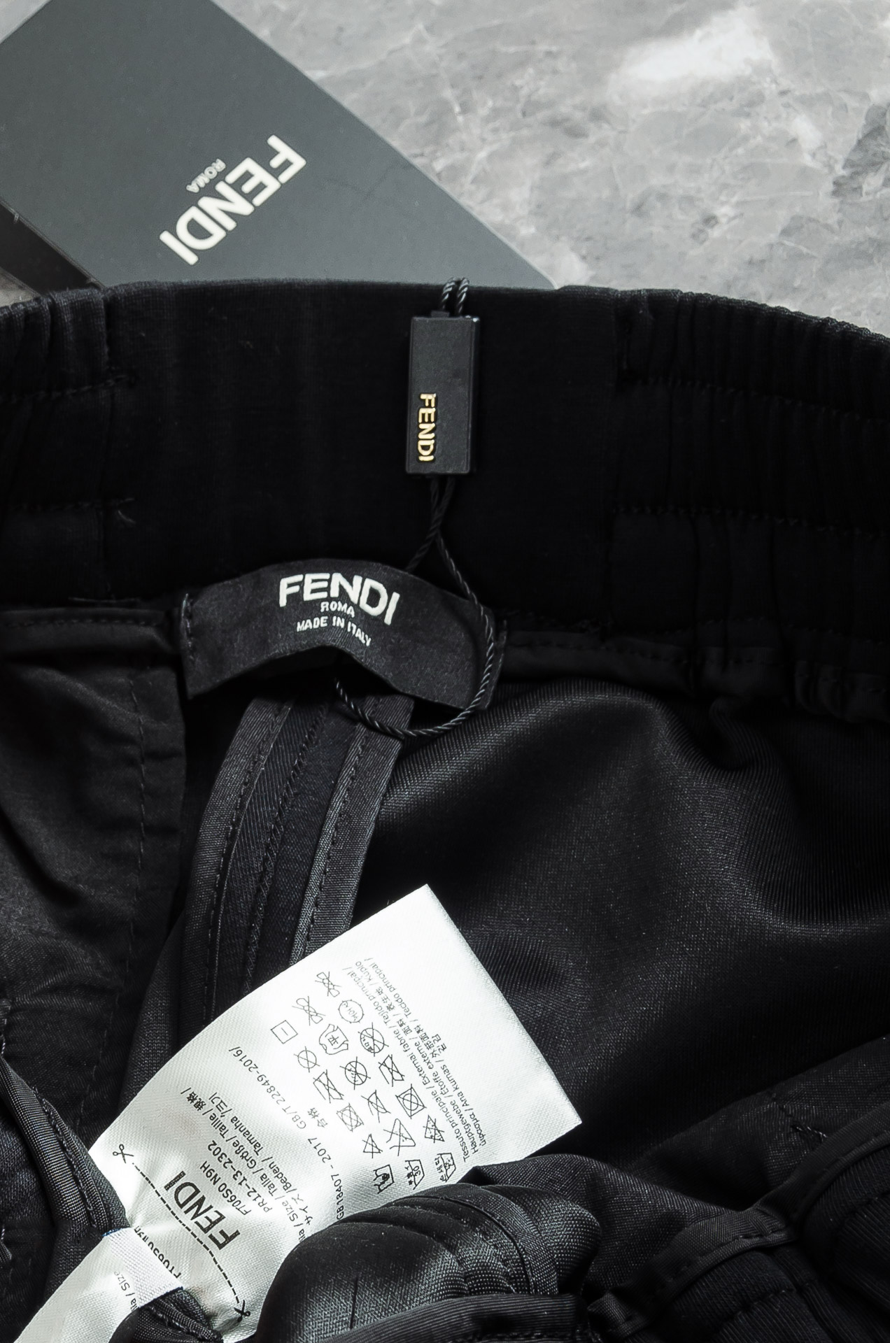 FENDI芬迪26FW最新款精梳棉混纺挺括有型自带筋骨感抗皱性极强四面弹力包容性好弹力松紧腰搭配抽绳设计