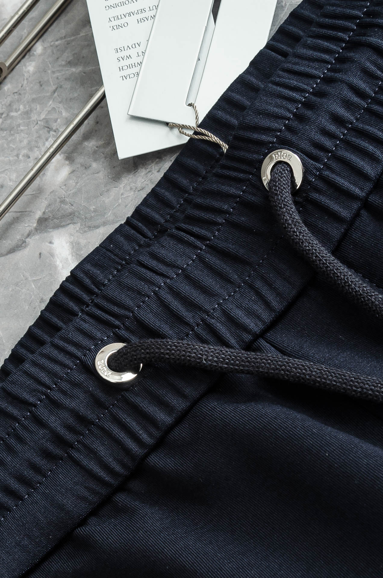 Dior迪奥 26FW最新款精梳棉混纺挺括有型自带筋骨感抗皱性极强四面弹力包容性好弹力松紧腰搭配抽绳设计