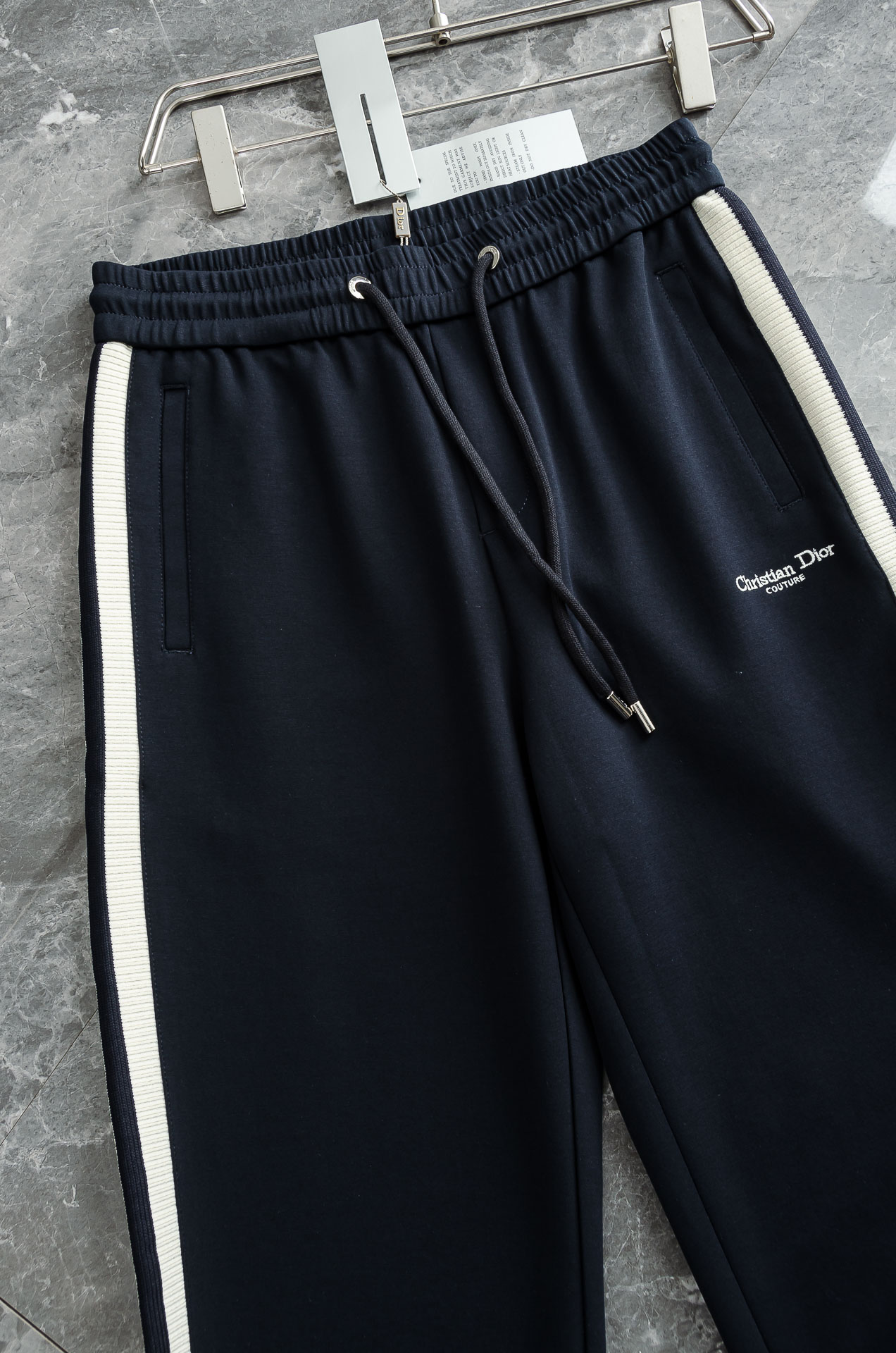 Dior迪奥 26FW最新款精梳棉混纺挺括有型自带筋骨感抗皱性极强四面弹力包容性好弹力松紧腰搭配抽绳设计