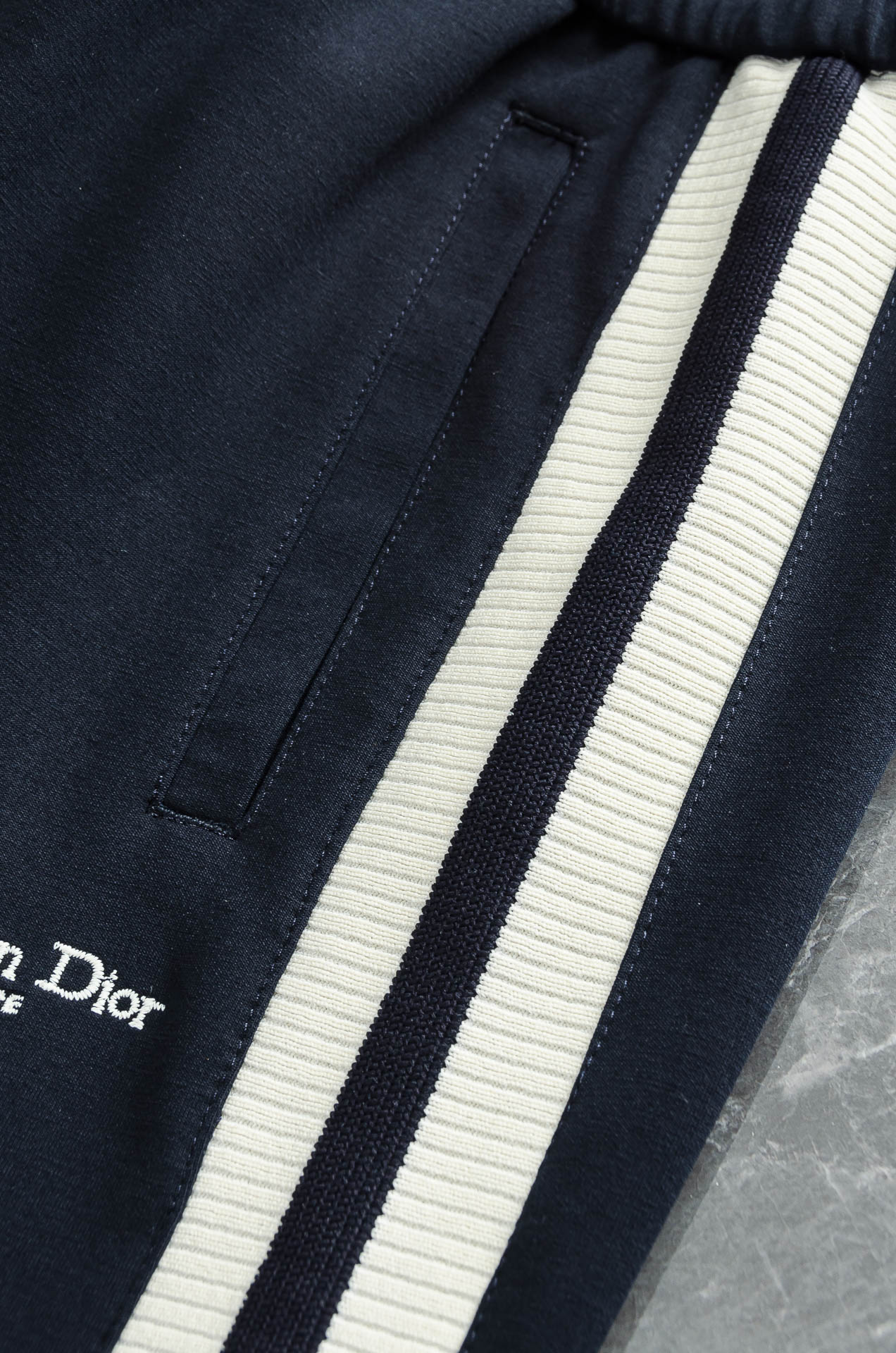 Dior迪奥 26FW最新款精梳棉混纺挺括有型自带筋骨感抗皱性极强四面弹力包容性好弹力松紧腰搭配抽绳设计