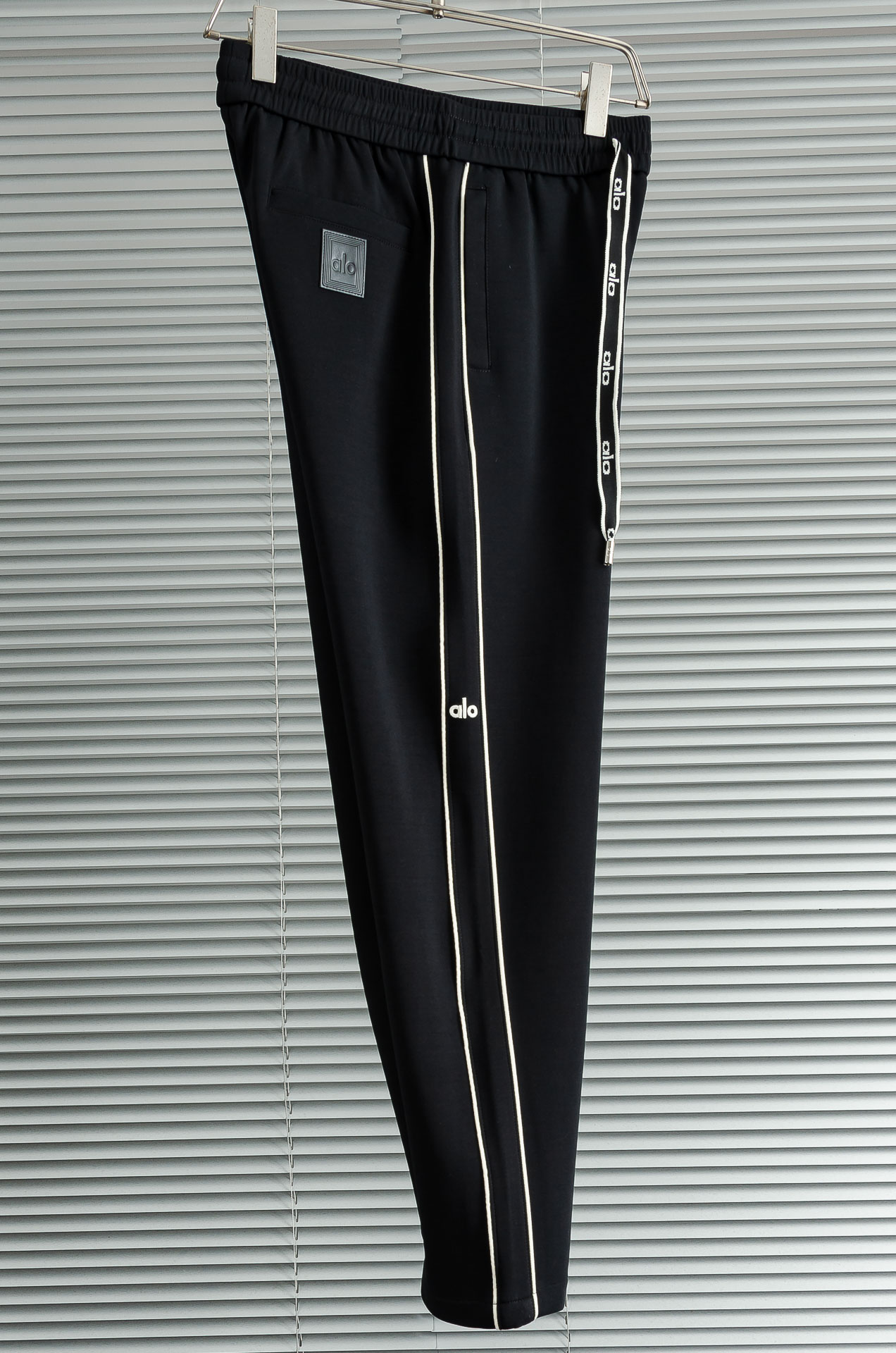 alo 26FW最新款精梳棉混纺挺括有型自带筋骨感抗皱性极强四面弹力包容性好弹力松紧腰搭配抽绳设计直筒立