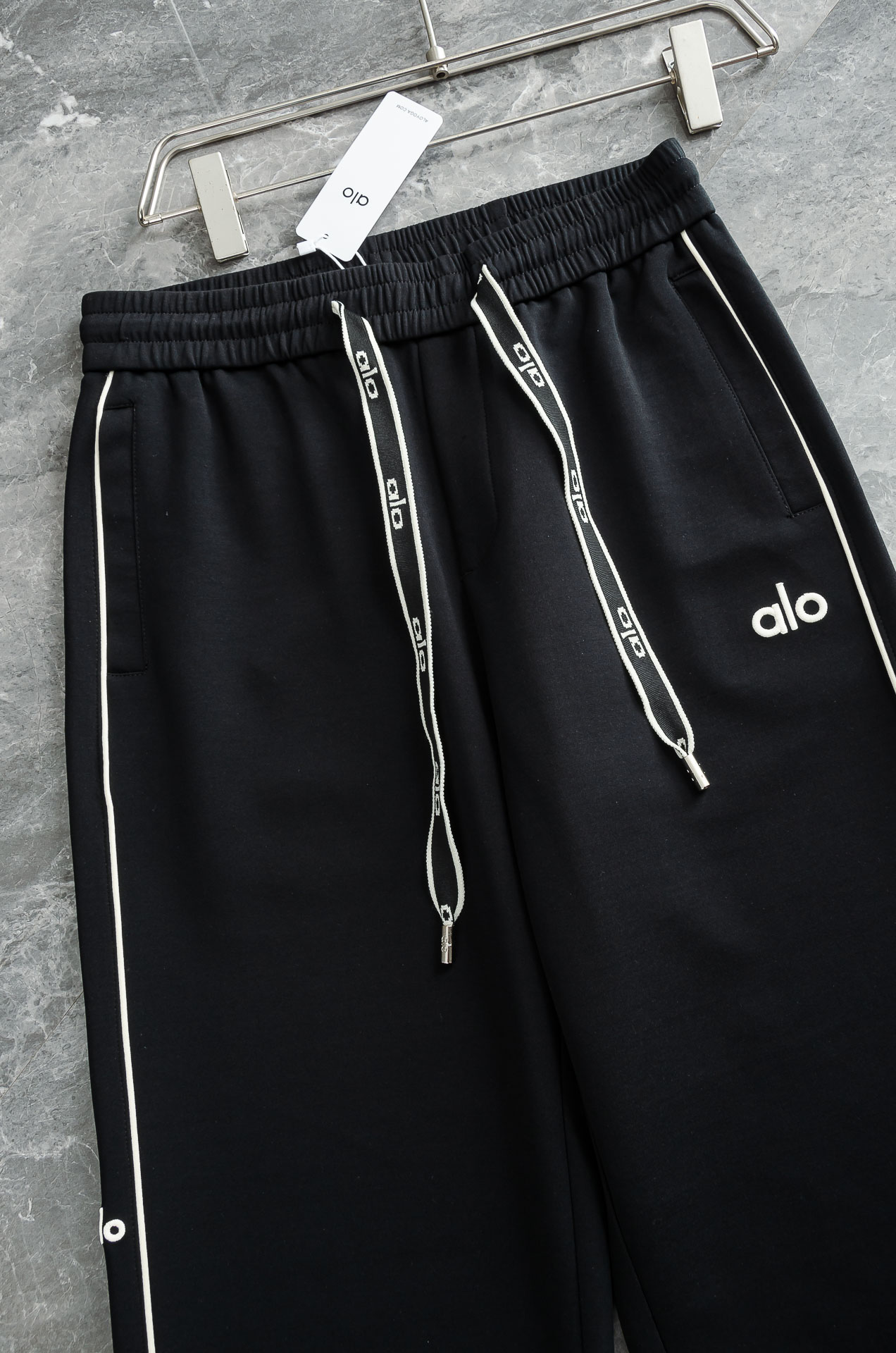 alo 26FW最新款精梳棉混纺挺括有型自带筋骨感抗皱性极强四面弹力包容性好弹力松紧腰搭配抽绳设计直筒立