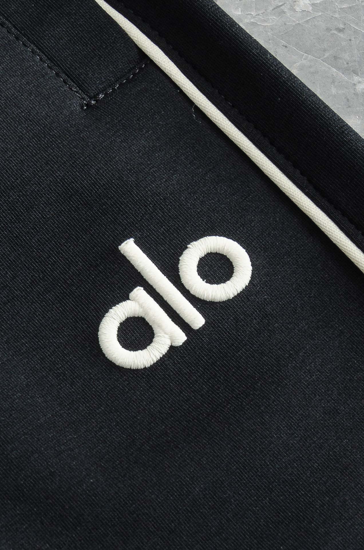 alo 26FW最新款精梳棉混纺挺括有型自带筋骨感抗皱性极强四面弹力包容性好弹力松紧腰搭配抽绳设计直筒立