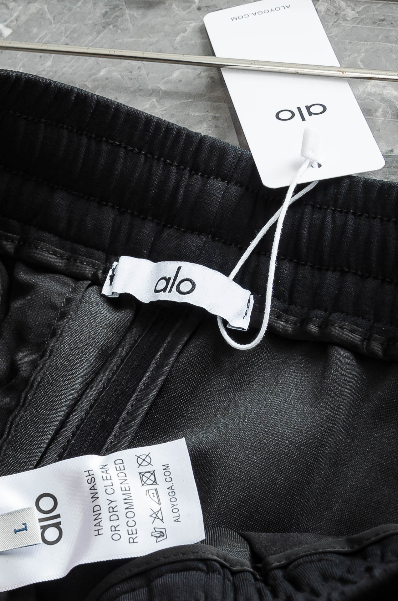 alo 26FW最新款精梳棉混纺挺括有型自带筋骨感抗皱性极强四面弹力包容性好弹力松紧腰搭配抽绳设计直筒立