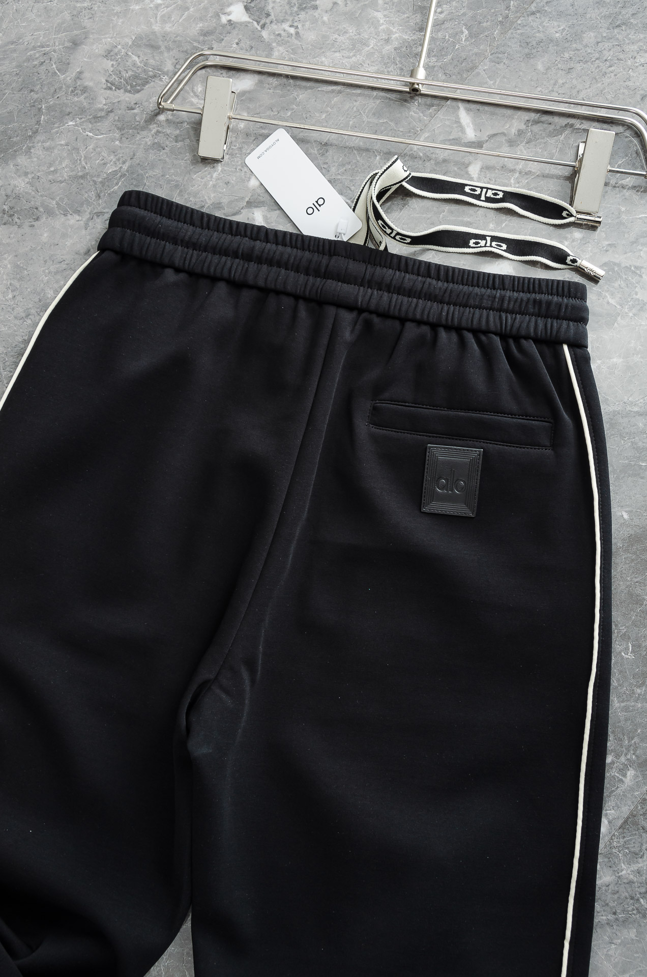 alo 26FW最新款精梳棉混纺挺括有型自带筋骨感抗皱性极强四面弹力包容性好弹力松紧腰搭配抽绳设计直筒立