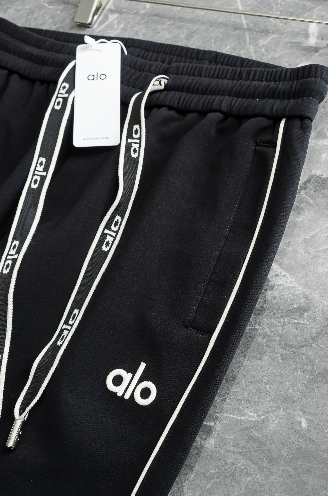 alo 26FW最新款精梳棉混纺挺括有型自带筋骨感抗皱性极强四面弹力包容性好弹力松紧腰搭配抽绳设计直筒立