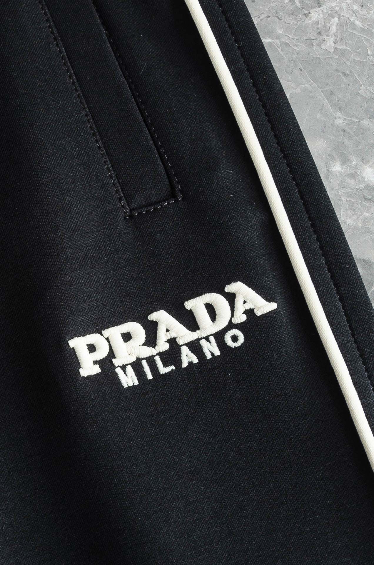 PRADA普拉达 26FW最新款精梳棉混纺挺括有型自带筋骨感抗皱性极强四面弹力包容性好弹力松紧腰搭配抽绳