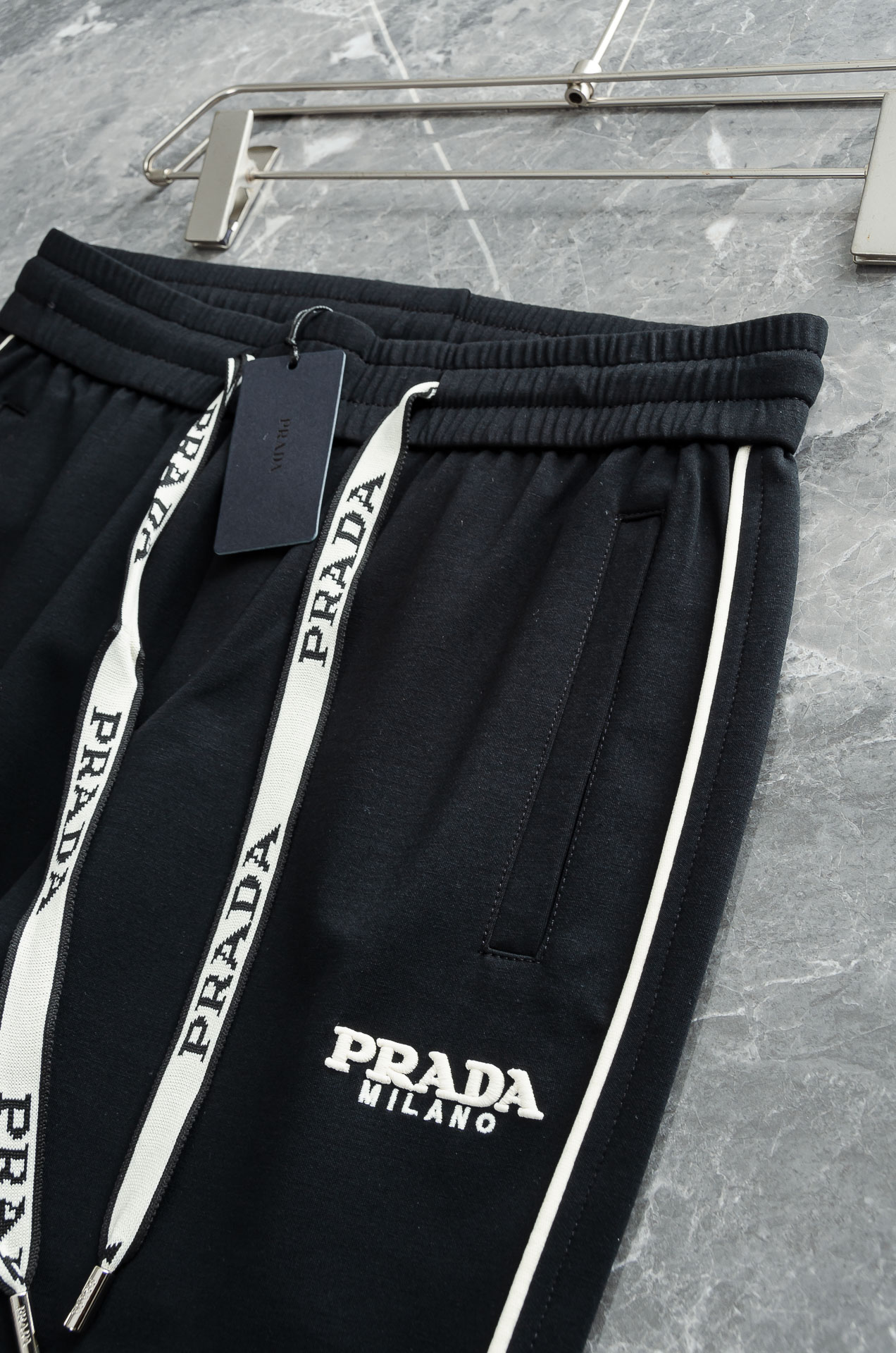 PRADA普拉达 26FW最新款精梳棉混纺挺括有型自带筋骨感抗皱性极强四面弹力包容性好弹力松紧腰搭配抽绳