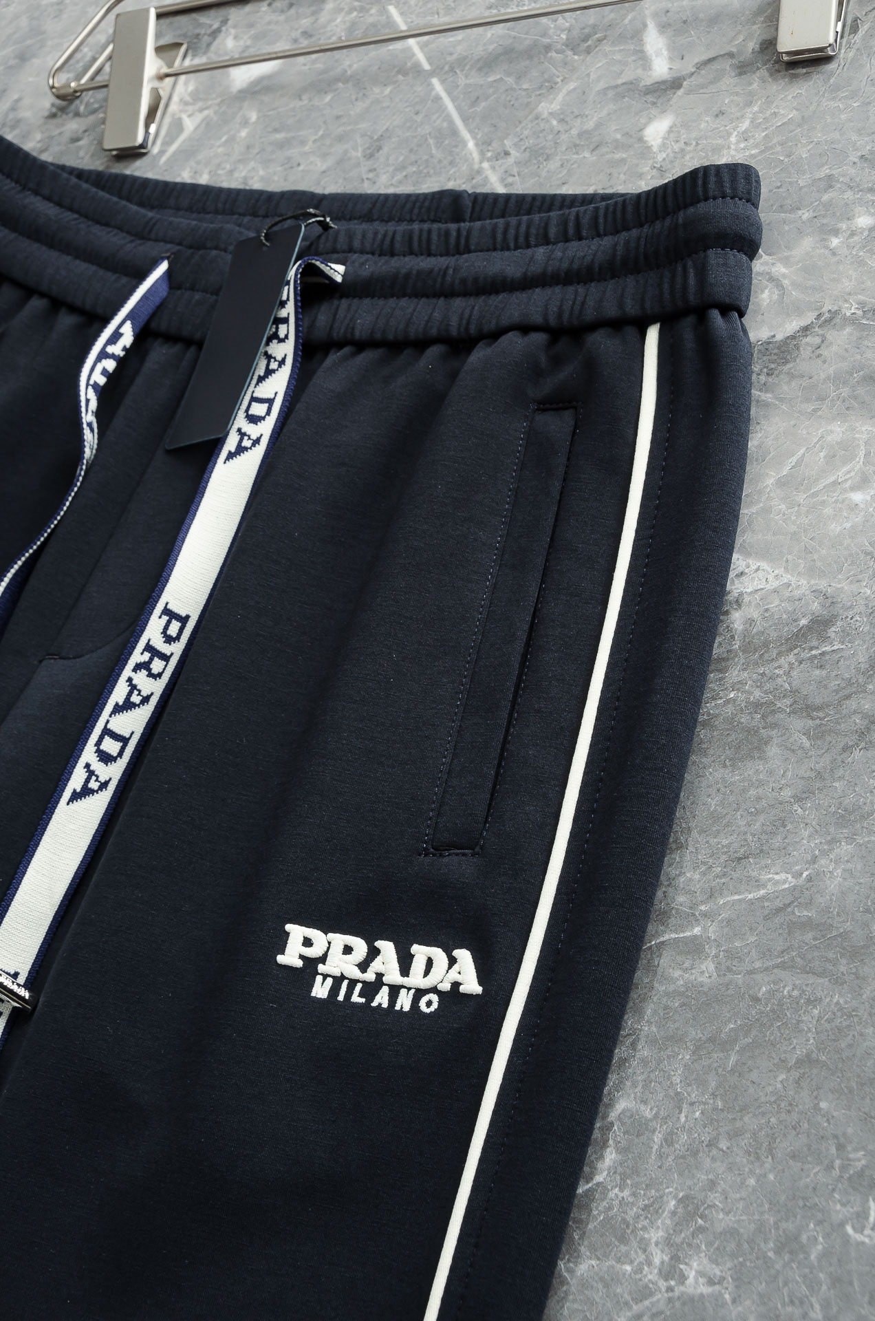 PRADA普拉达 26FW最新款精梳棉混纺挺括有型自带筋骨感抗皱性极强四面弹力包容性好弹力松紧腰搭配抽绳