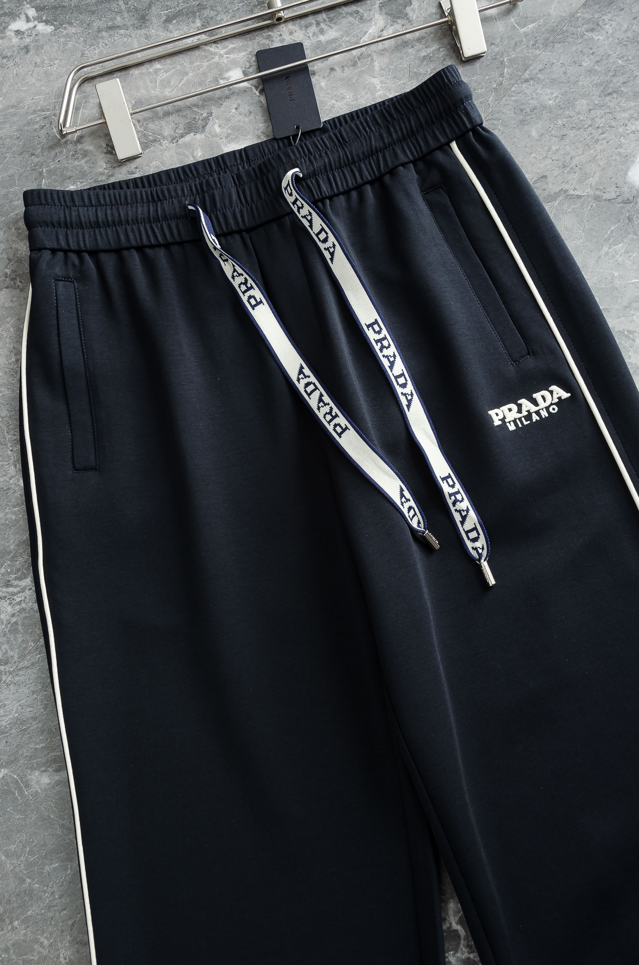 PRADA普拉达 26FW最新款精梳棉混纺挺括有型自带筋骨感抗皱性极强四面弹力包容性好弹力松紧腰搭配抽绳